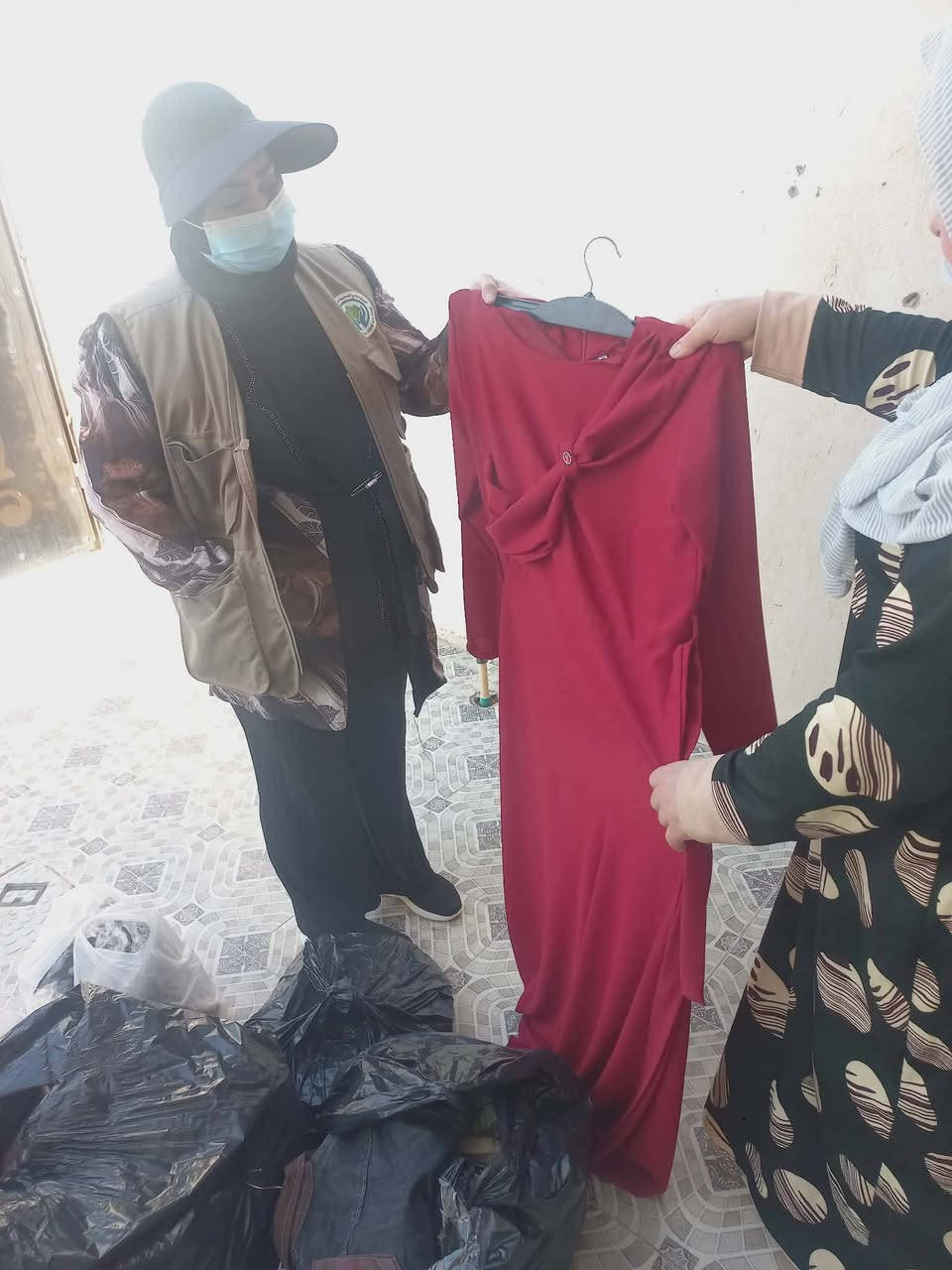 إلى صاحب الأيادي البيضاء، شكراً لكونك سبباً في سعادة يتيم بكسوة جديدة. هنيئاً لك مرافقة النبي ﷺ في الجنة كما وعد 'أنا وكافل اليتيم في الجنة كهاتين'. تقبل الله طاعاتكم وأدام عليكم فضل جوده وكرمه.""
"جزاكم الله خيراً على مساهمتكم في كسوة العيدلفرحة200يتيم من فاعل الخير . لقد كان لعطائكم أثر عظيم في إتمام فرحتهم. بارك الله في رزقك، وكتب أجرك، وكل عام وأنت بخير."
للتبرع التواصل خاص اوعبررقم الهاتف
***********
#فريق ايادي المحبة للاغاثه والتنميه
