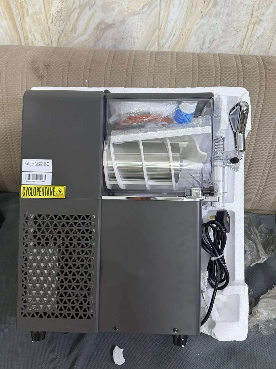 نبذة باستخدام الذكاء الاصطناعي

جهاز GSEICE Slush Machine هو صانعة سلاش للاستخدام المنزلي والتجاري.
يتميز الجهاز بتصميم موفر للمساحة، وقدرة على صنع الكوكتيلات بلمسة واحدة، وهيكل مقاوم للتسرب. 
يعمل الجهاز على تجميد الخليط وكشطه لإنتاج ثلج ناعم ورقيق. 
يحتوي على محرك قوي وسعة تناسب التجمعات العائلية أو الحفلات. 
يبلغ وزن المنتج حوالي 17.769 كجم. 
الترجمة
GSEICE: جيسيك (اسم العلامة التجارية)
SLUSH MACHINE: ماكينة السلاش
HOME/COMM: منزلي/تجاري
KEEP UP RIGHT: يُحفظ عمودياً
Smaller space: مساحة أصغر
One-touch cocktail making: صنع الكوكتيل بلمسة واحدة
Leak-proof upgrade: ترقية مقاومة للتسرب
Simple, convenient and fast: بسيط، مريح وسريعMade Ch 
السعر85مع توصيل


**إذا كنت صاحب هذا الإعلان وتريد حذفه لأي سبب، رجاءا أرسل رسالة إلى الدعم الفني**