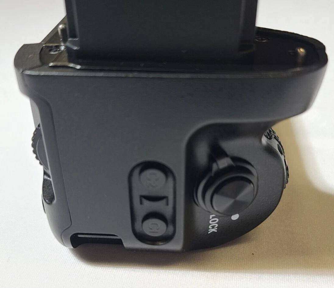 مقبض بطارية Neewer BG-A7IV لكاميرات A9II/A7R4/A7RM4/A7M4
ادامة الشحن لضعفين تقريباا 
ازرار تحكم اضافيه وسيطره اكثر على الكامره 
الستفسار مراسلة الصفحة📱
يوجد توصيل المحافظات🚖🇮🇶


**إذا كنت صاحب هذا الإعلان وتريد حذفه لأي سبب، رجاءا أرسل رسالة إلى الدعم الفني**