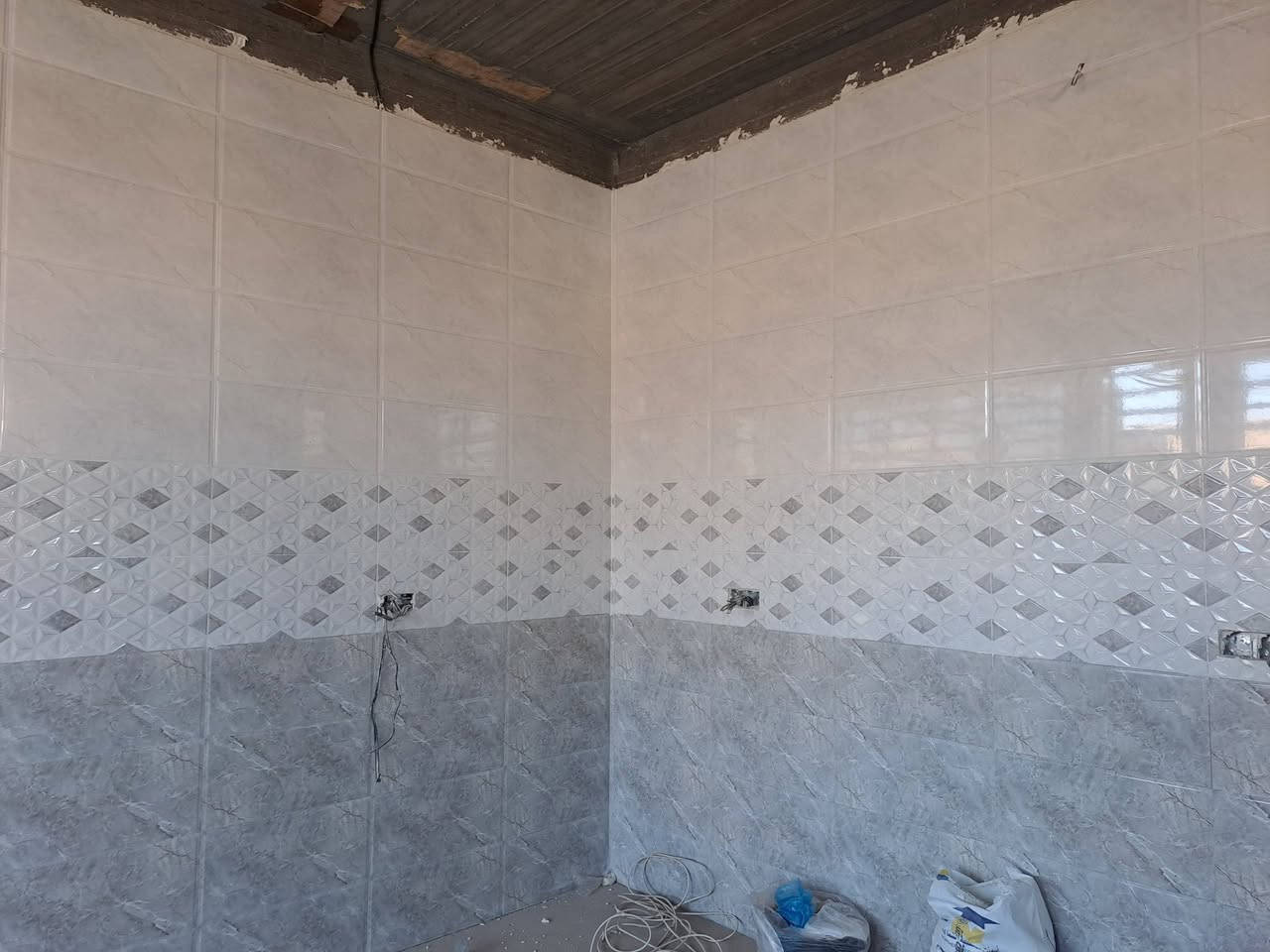 سلام عليكم خلفه سيراميك جداري وارضيات شغلنه متر ومكطوعة شتغل درجه اولى  لتواصل هذا رقمي ***********
