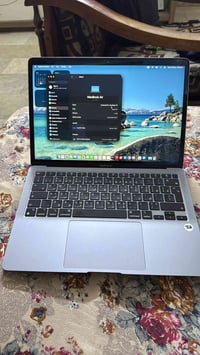 MacBook Air M1 للبيع مستخدم قليل جدًا بطارية ٩٨٪؜ عدد الدورات ٥٣  ذاكر...