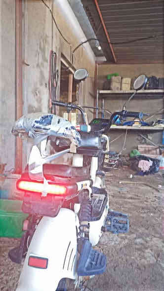 اسلام عليكم  دراجه شحن للبيع مواصفات فول
السعر  (200) مجال بسيط المكان الحله 
تلاث سرع 
هورن 
اشاير يمنه ويسره 
قفل تاير 
يدات جانبيه ❤
مثبت سرعه 
السرعه الحقيقيه (60)
توازن 
مقعدين للخلف 
دبلات خلفي 
دبلات امامي 
اربع دبلات 
حجم للتاير ٢٣
موصفات اخرئ كثيره ❤❤
سبب  بدل بطاريات  
الرقم *********** 
مكان الدراجه حله ❤❤❤
