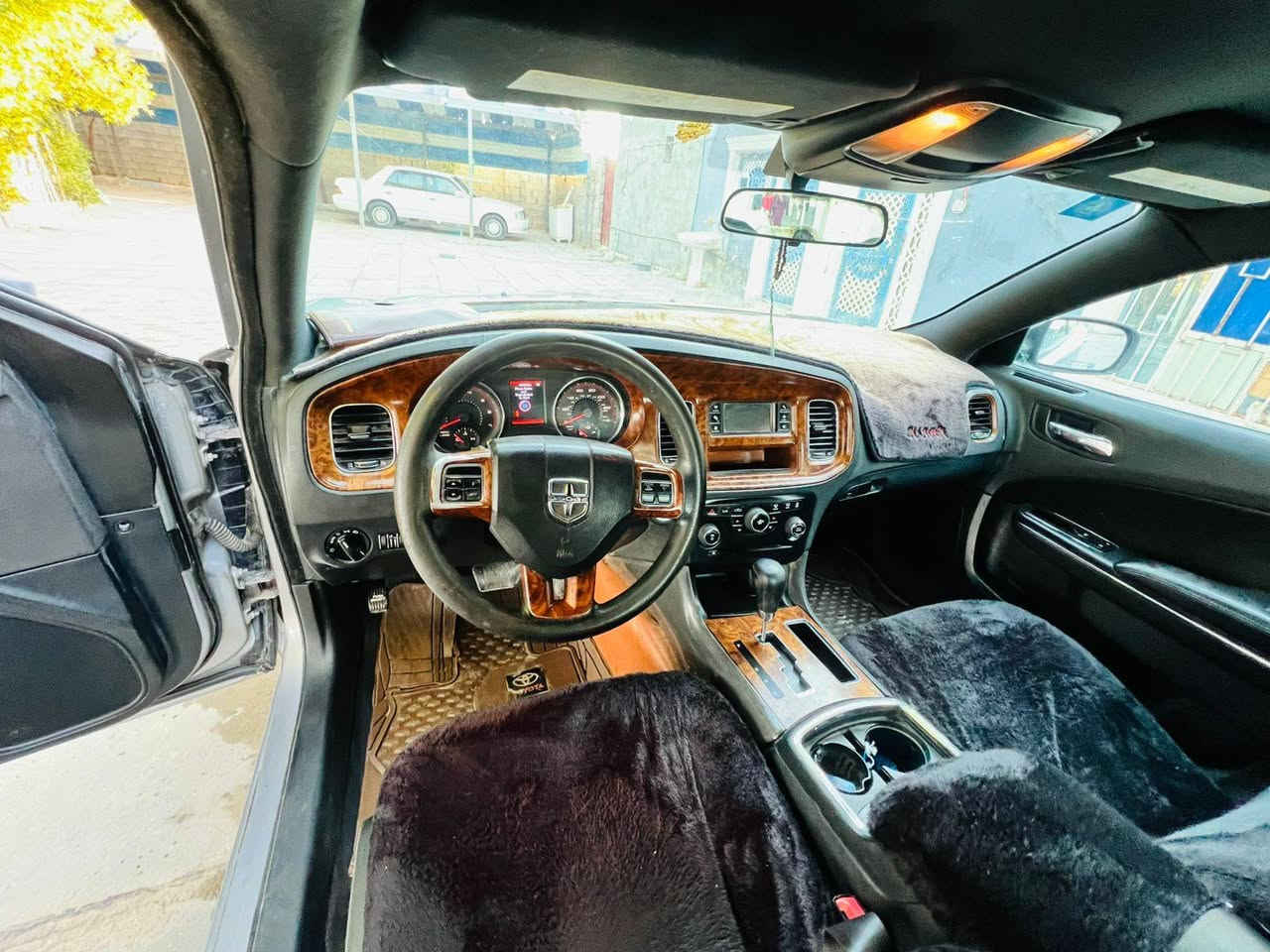 السلام عليكم ورحمة الله وبركاته جارجر 2014 وارد كندي بيها جاملق وبنيد بدون دواخل *********** سعر 148 بيها مجال بصيط كلش مكان سياره ذي قار الرفاعي ترهم مراس بكيه اويتما
