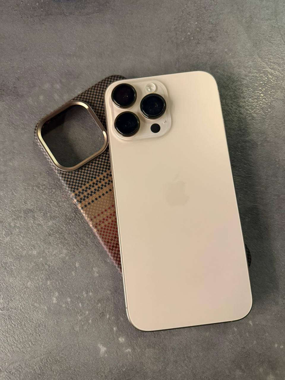 iPhone 16 pro max
ذاكرة 256 گيگا 
مستخدم شي بسيط جداً 
بطارية %100 ومشحون 27 مرة فقط مثل ما موضح بالصور 
السعر 1,400,000 قفل

للتواصل ***********
