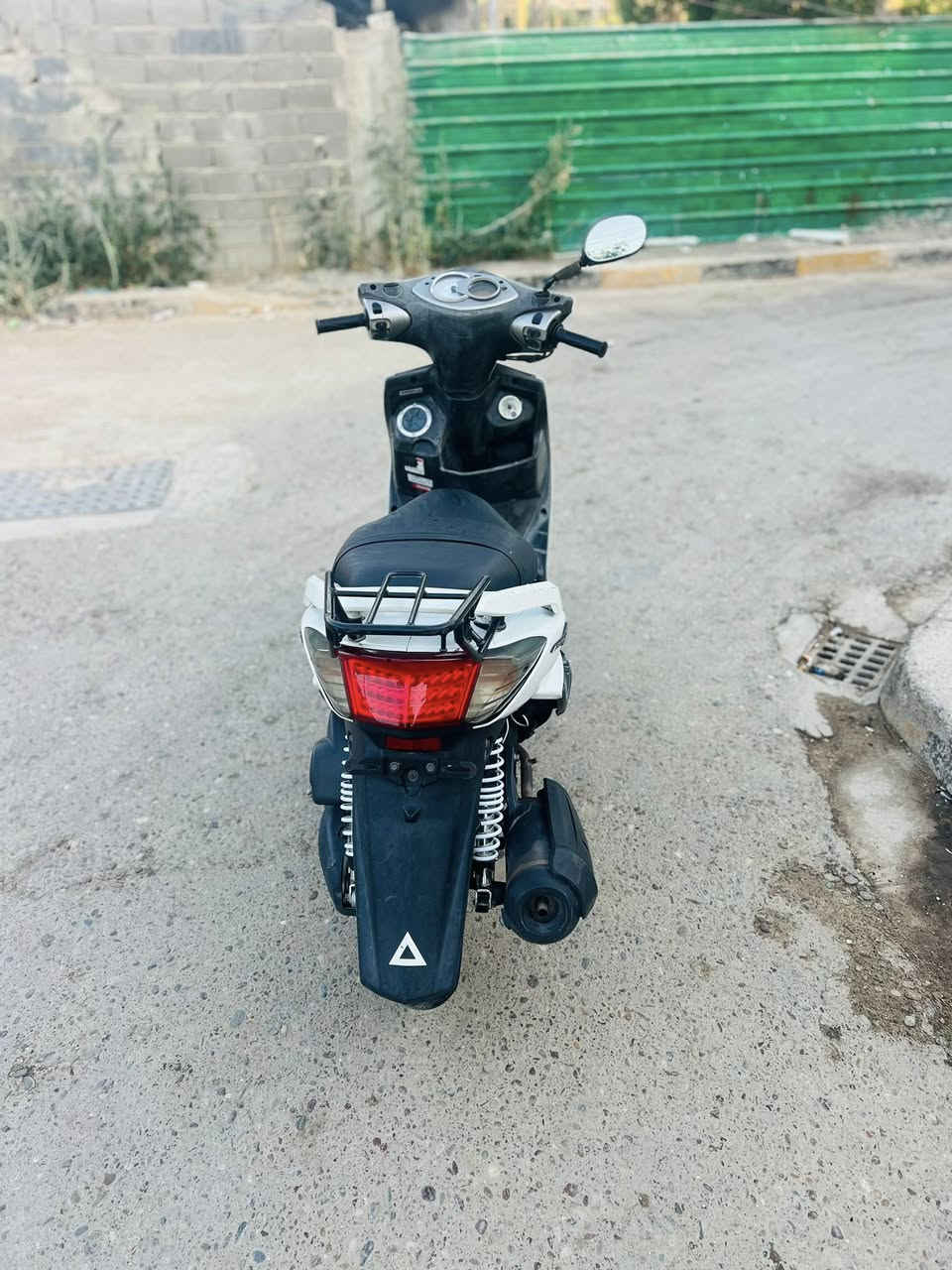 سلام عليكم
سكنس فحل للبيع 
الدراجه مكينه وكهربائيات مكفوله 
لايت واشاير دبل إشاره كله شغال 
الكفرات نضافه 90./.
العنوان بغداد الامين الثانيه 
السعر 950 وبيها مجال حك الجيه 
رقمي ***********
