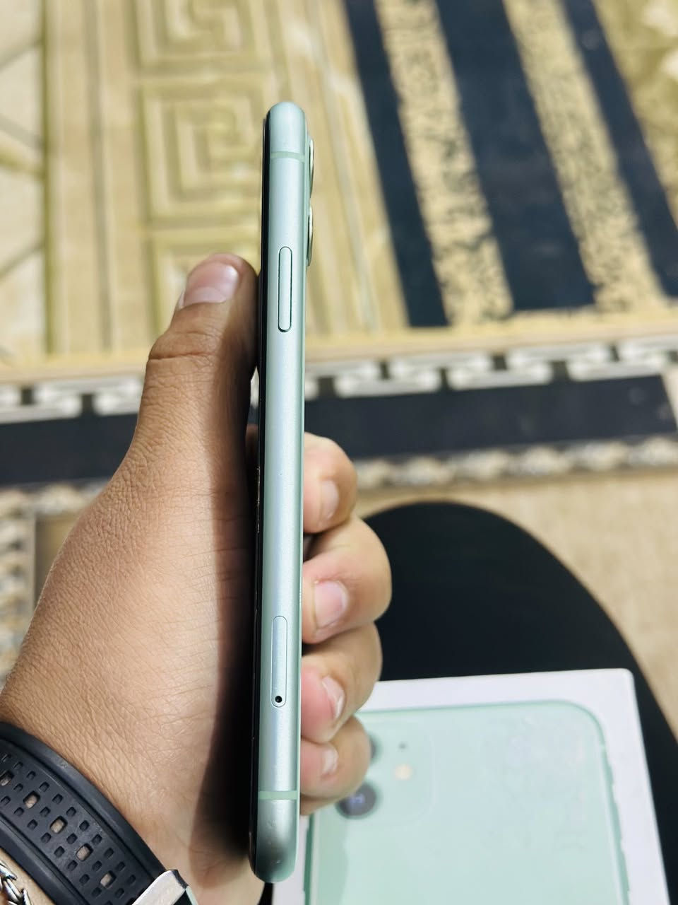 السلام عليكم جهاز أيفون ١١ عادي للبيع نضيف جدا فقط شخوط خفيفة بل شاشة ما مبينة الباقي كلة بلادي لا مفتوح ولا مصلح بطارية ٨٤ ذاكرة ١٢٨ السعر ٢٢٥ وبي مجال بسيط العنوان بغداد الرشاد الرقم ***********
