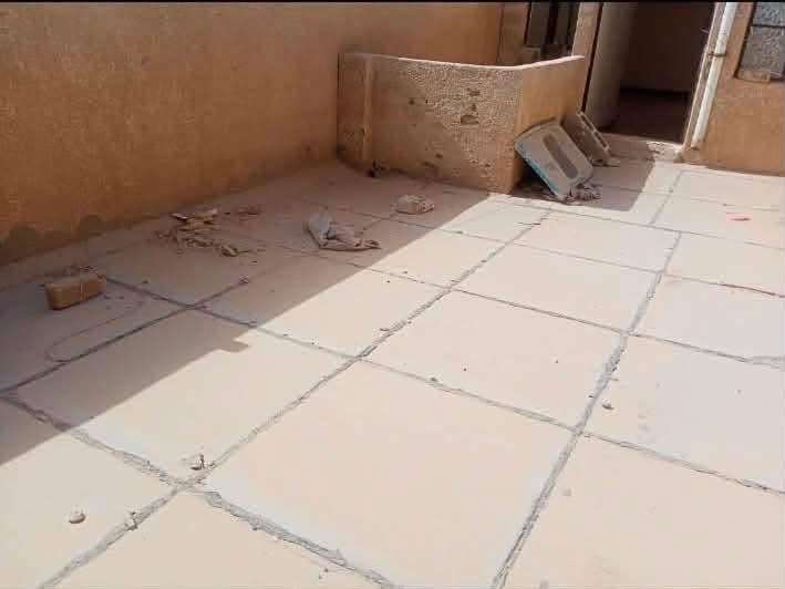 سلام عليكم بيت للبيع 
المساحه 67 متر طابق غرفه مطبخ واستقبال وغرفه نوم وبيتونه كبيره وترهم غرفه ب المستقبل كدام البيتونه البيت مناقصه اي شي + ملاحضه هاي الصور قديمه حالياً البيت متعمر وبي البيت مؤجر ينفع استثمار او بيت الك موقع البيت خلف شارع ابوسمير السعر 60وبي مجال .. للاستفسار 
***********
