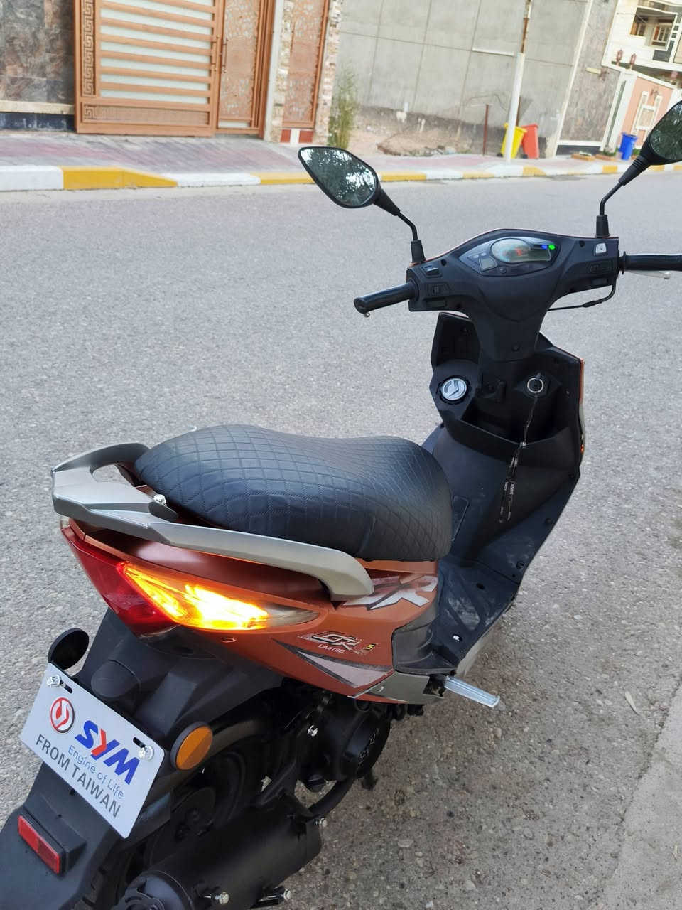 السلام عليكم من رخصه الادمن 
للبيع دراجه سايم نحله الكتروني. 
دراجه نضيفه حيل كل نقص مابيها سعرها 675 الف وبيها مجال بسيط للشراي للستفسار رقمي اتصال واتساب موجود الرمادي شارع المستودع قرب ماركت اورجينال(***********)
