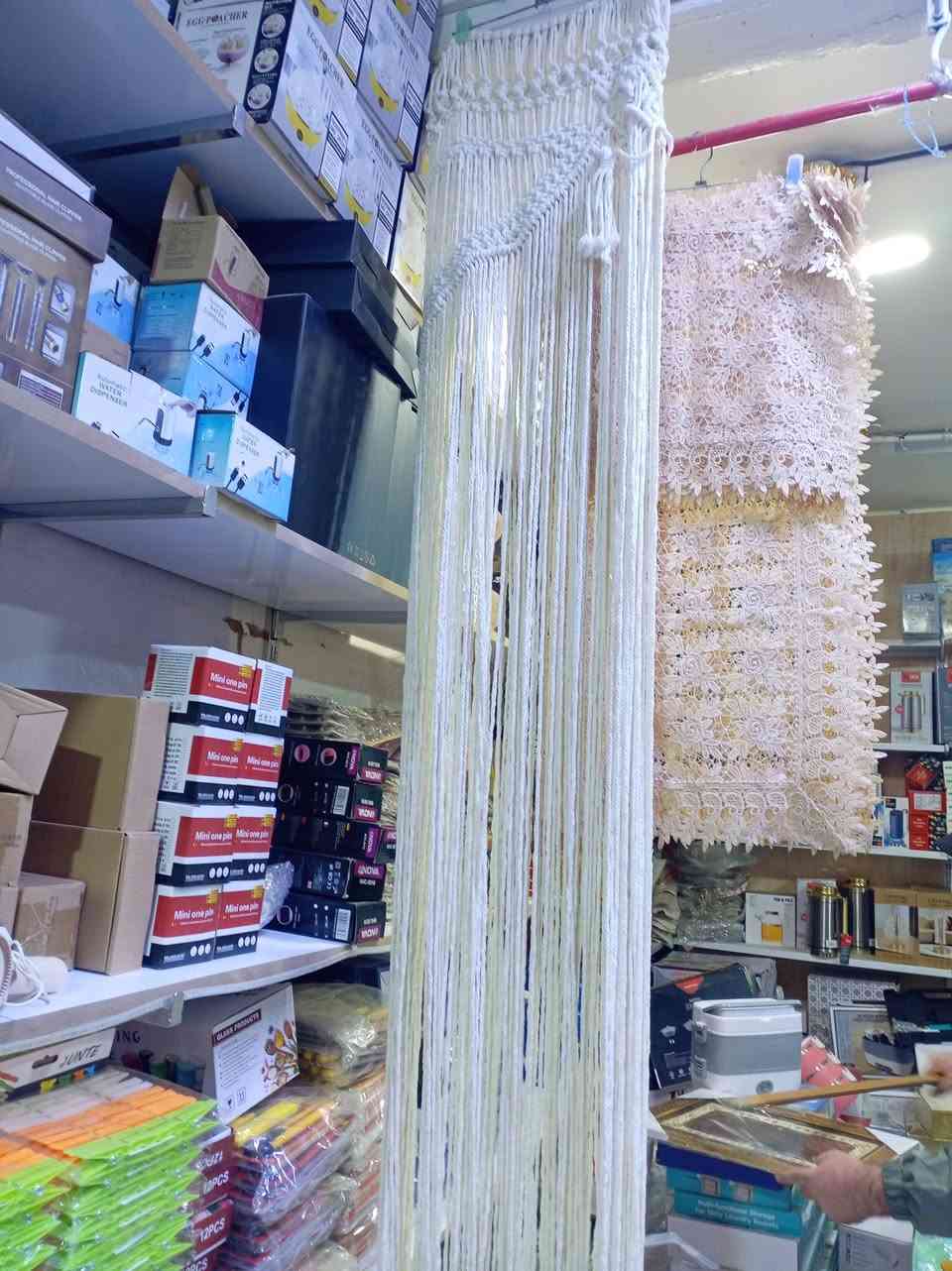 السلام عليكم. تتوفر لدينا برده بوهيمي. للعرض متر. والطول 2متر. السعر 22. توصيل مجانا ***********
