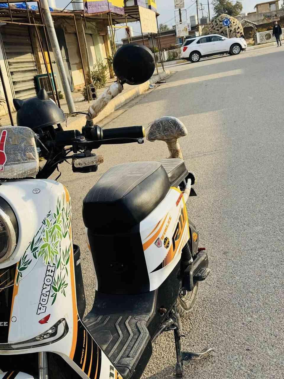 السلام عليكم ورحمة الله وبركاته  

موطور ار11 نضيف شرط كلو شغال وبلادي مستخدم شهر 
كامل موصفات
ملف2000
سماعات ثنين 
بي نضام R
كشانه مدوشمه 
شاحنه اصلي بلادي
سويجين 
اشاير كله شغال
للستفسار لاتصال عل رقم:***********
