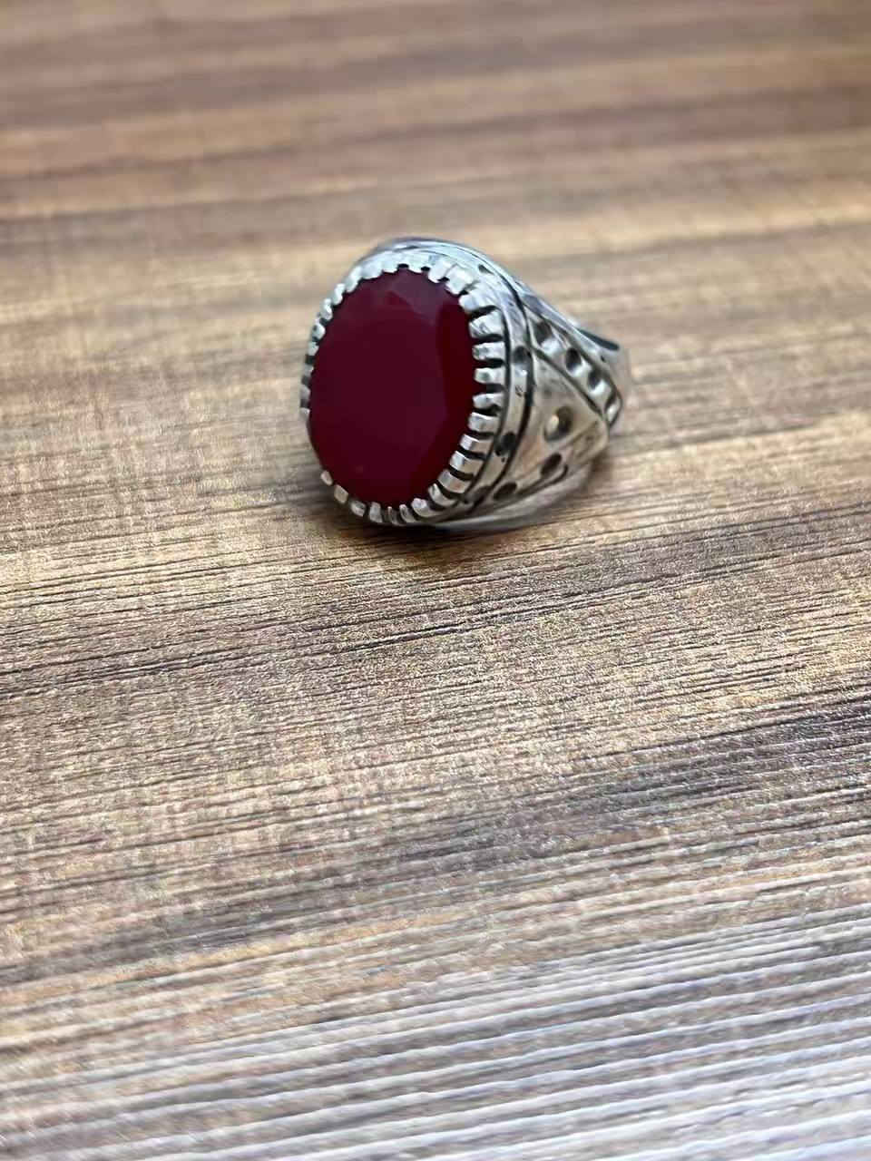 ياقوت أحمر, +أصفر غير معالجة شرط صياغة ثقيلة وقديم السعر 300 بيع مستعجل التواصل علا الرقم *********** توصيل موجود
