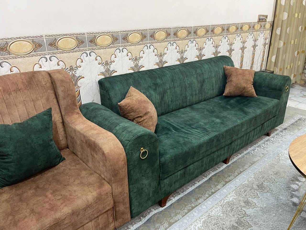 سلام عليكم
مكان كركوك-اثاث تخم خطار للبيع بدون ضرر شغل ايد متكون من 6 قطع 10 نفرات مع 8كوشات 
والطبلات وياهم 5 قطع
ومع بردات 8 قطع شتوي وصيفي 
الاثاث ويا طبلات 650 الف 
بردات 100 الف وبيهم مجال
***********
