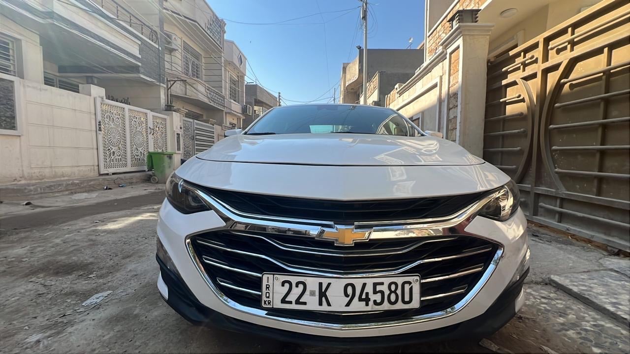 سيارة شيفروليه ماليبو، موديل حديث، لون أبيض. بحالة ممتازة من الداخل والخارج، بدون أي صبغ إضافي أو ضرر. السيارة مزودة بجميع الميزات الأساسية لراحة وأمان السائق والركاب. المقصورة الداخلية واسعة ومريحة، مناسبة للرحلات الطويلة واستخدام اليومي.
