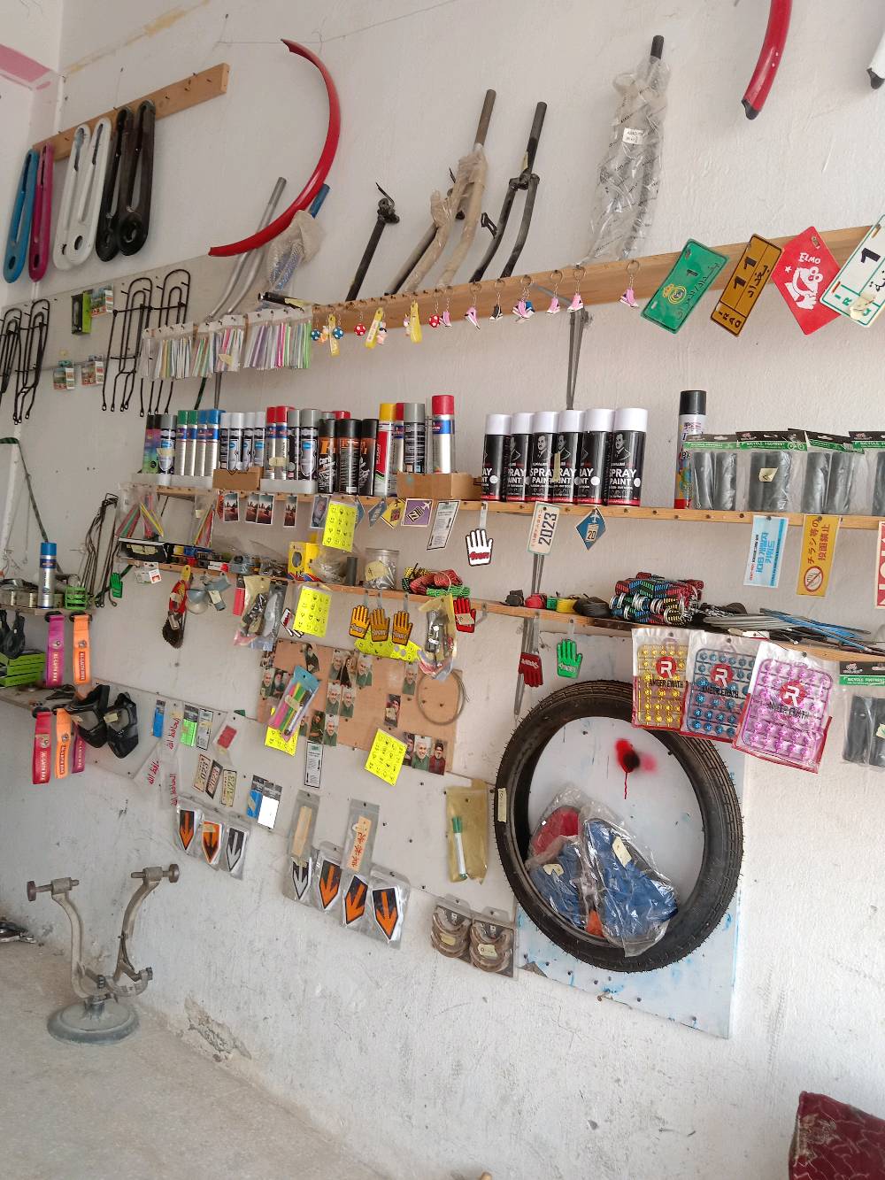 محل باسكلات ودراجات متكامل من كلشي  بل ديواني سنيه للبيع ابعيع بي غراض عل جرد محل ايجار 