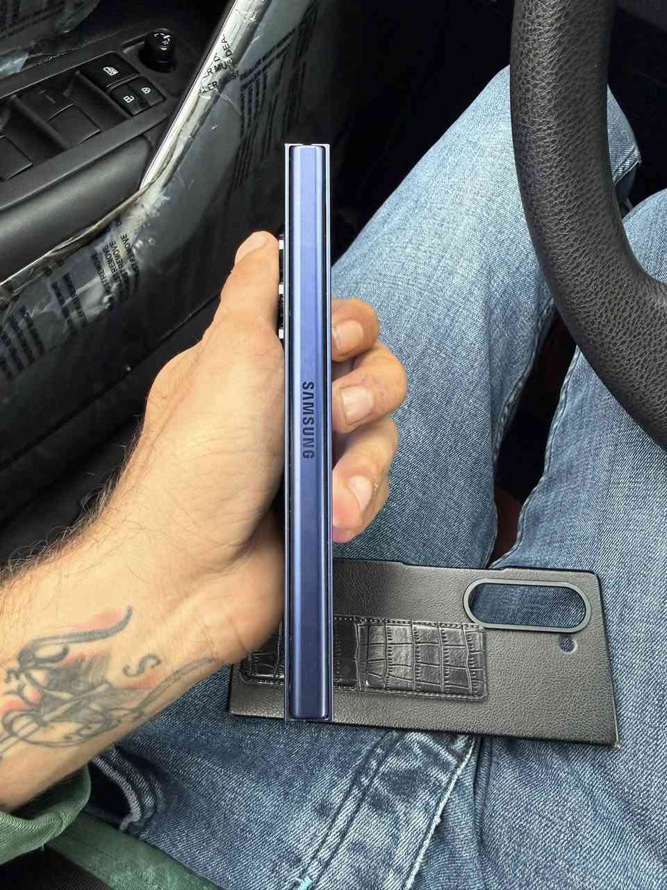 Z fold 6 للبيع جديد شخط مبي بس كارتونتة ماكو وتجي تاخذة من باب بيتنا بس كارتونة عندي ضايعة وسعره قفل ٩٥٠  الف مكاني بغداد واتساب موجود ***********
