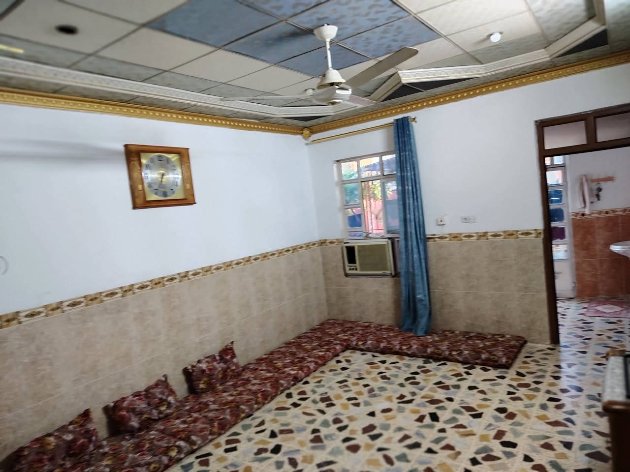 بيت للبيع او مراوس بگياره
مساحه الارض 400 الواجهة 12 
استقبال 
هول 
غرفتين الطابق الاول
غرفتين الطابق الثاني
مطبخ كبير
ممر موزع عل غرف والمطبخ 
حديقه
كراج سياره 
صحيات خارجيه
صحيات داخليه
الارضيه كاشي درجه اولى
البيت كلو سقوف ثانويه
#للاسفسار الاتصال على الرقم الاول ***********
الرقم الثاني ***********
