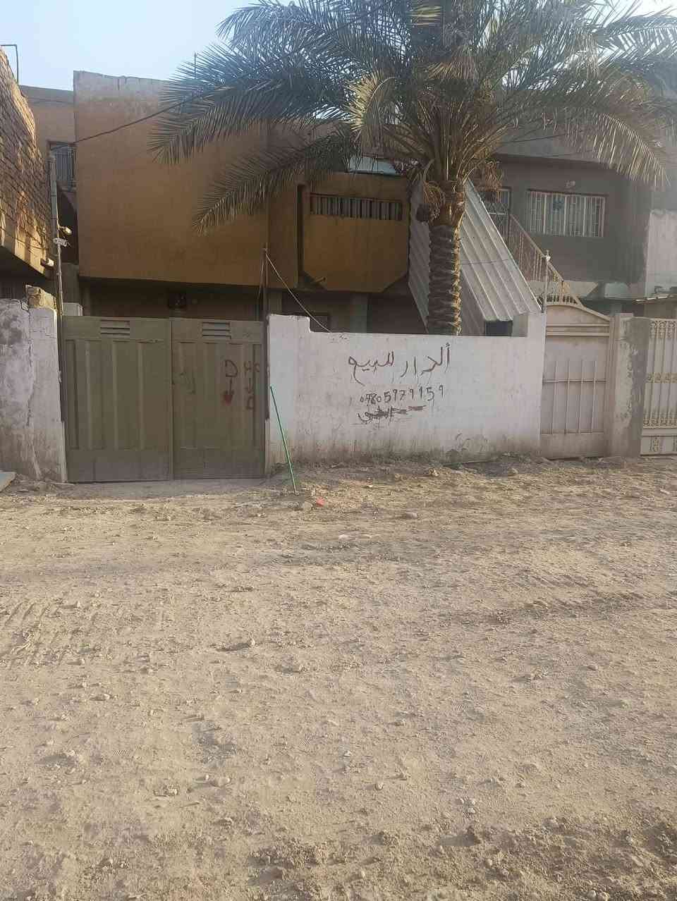 السلام عليكم بيت مساحه 150م كما موضح بصوره يتكون
الطابق الاول مطبخ أو صاله وغرفه نوم أو مجموعه صحيات داخليه والمنور ورى البيت هم بي صحيات
الطابق الثاني معزول كذلك صاله وغرفه نوم أو مطبخ أو صحيات ودرج خارجي وباب 
للاستفسار الاتصال  *********** علي
*********** اياد
