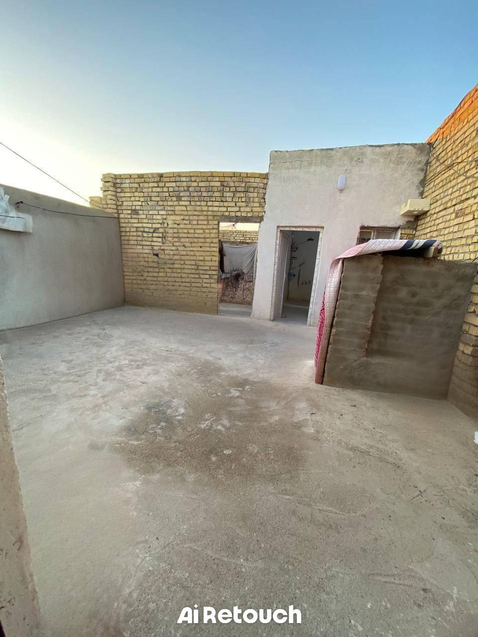 سلام عليكم بيت مساحته 125للبيع بحي المعلمين الثانيه خلف الفارس العربي  بناء حديث الطابق الاول كامل والثاني غرفه ومجمع صحيات كامله والغرفه والهول واصلات للسقف يعني طابق ونص  للستفسار ***********
