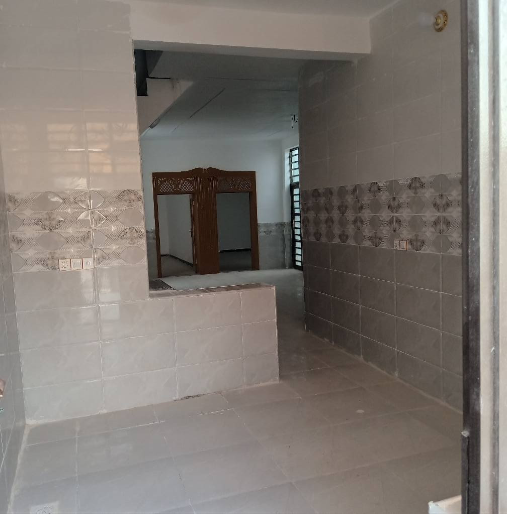 ١٥٠متر غرفتين وصاله ومطبخ وستقبال وحمامات داخليه وخارجيه العنوان نجف الاشرف مقابيل قريه القدير عمود ٢٨٢مقابل مكتب التساهل ***********اتساب بناء حديث وخدمات فول شارع تبليط عرض الشارع ١٨متر اناره النجف, العراق
