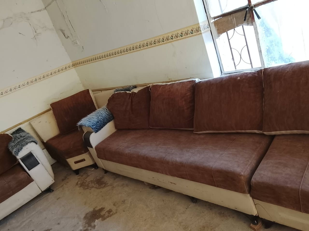 ديوان تركي تسكام اسفنج وخشب وقماش درجه اولى 10نفرات نضيف مابي كل ضرر سعره 225وبي  مجال مكاني بالقاسم ***********
