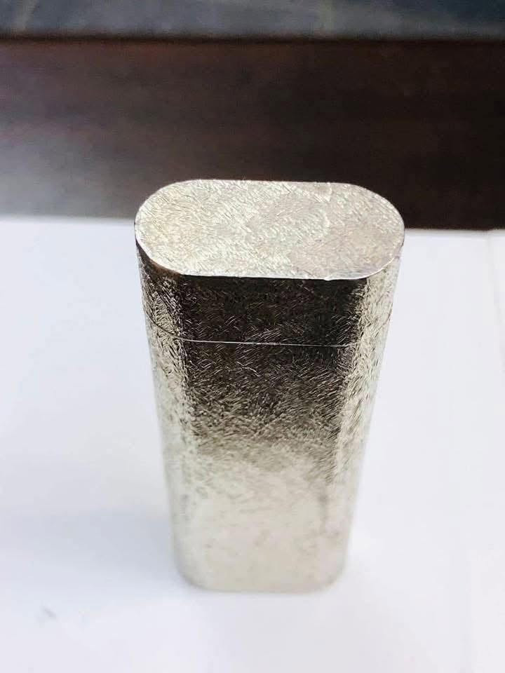 قداحه كاتير ( Cartier) 
من مجموعة دار الازياء الفرنسية الشهيرة 
نقش  ذهب مميزة نوادر   
انتاج الثمانينات  
السعر ١٦٠ دولار 
للاتصال ***********
