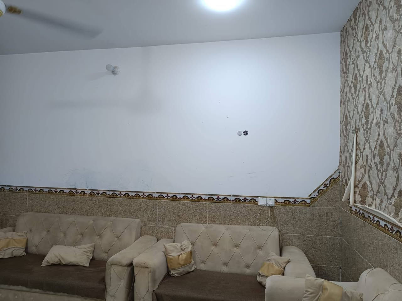 السلام عليكم
دار للبيع ركن مساحه 110 متر مربع
المكان باب الحاره الزراعي قريب ع التبليط بصف المولده
يتكون من طابقين يحتوي الطابق الاول ع طرمه وصحيات
 داخليه وخارجيه وغرفة نوم واستقبل وصاله ومطبخ ومنور

 ويحتوي الطابق الثاني ع غرفتين نوم وصحيات وصاله وبلكونه والطابق الثالث سطح 
بناء درجه اولى طابوك 
السعر ع الخاص او الاتصال ***********
