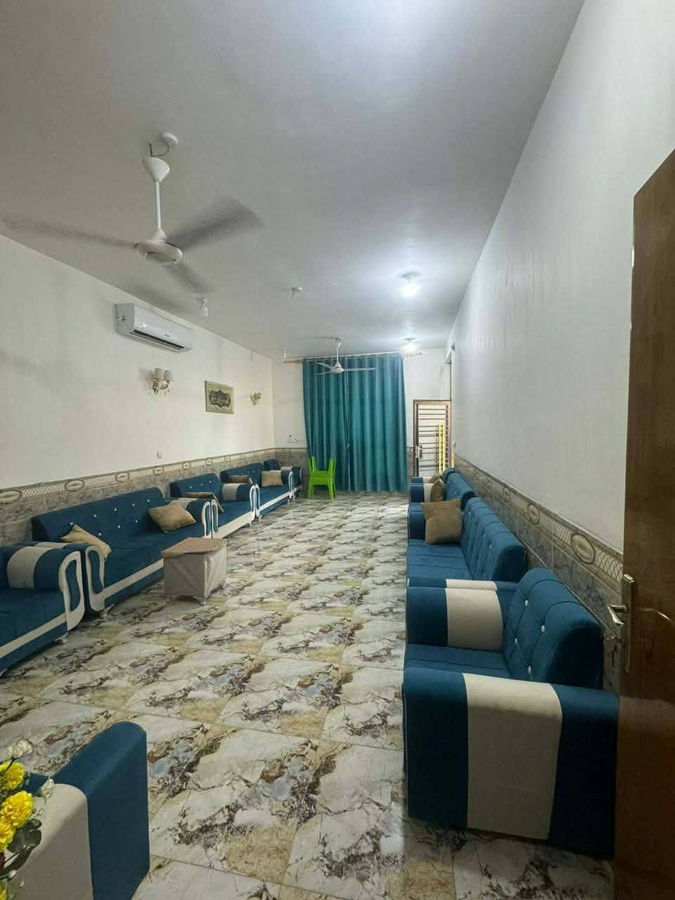بيت مساحه الكليه ٨٠٠ حديقتين حديقه جانبيه وحديقه أمام البيت بناء حديث ٣ وصاله ومطبخ واستقبال ومجمع صحيات داخلي وخارجي بناء طابوق كونكريت مابي اي نقص  عل فرعين البيت  حله ورديه سيف سعد  خلف بيت النائب حبيب الحلاوي يبعد ١٥٠ عن التبليط ومن التبليط الثاني يبعد ٥٠ متر استفسار *********** اتصال مع وتساب

