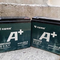 باتريات2  شغالات شرط للبيع لسعر 50 الف لشراي يخبر علرقم 07716858001