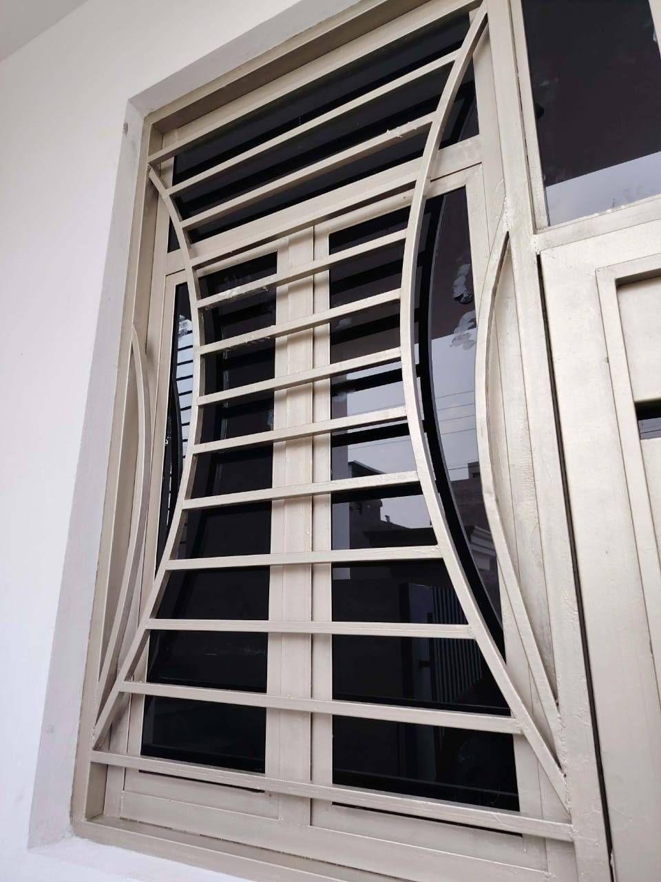 سلام عليكم صبغ شبابيك وشد جام بغداد واطراف بغداد تصال على رقم ***********
