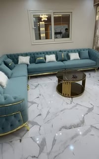 فخامة • كنب مخملي • ترابيزة عصرية