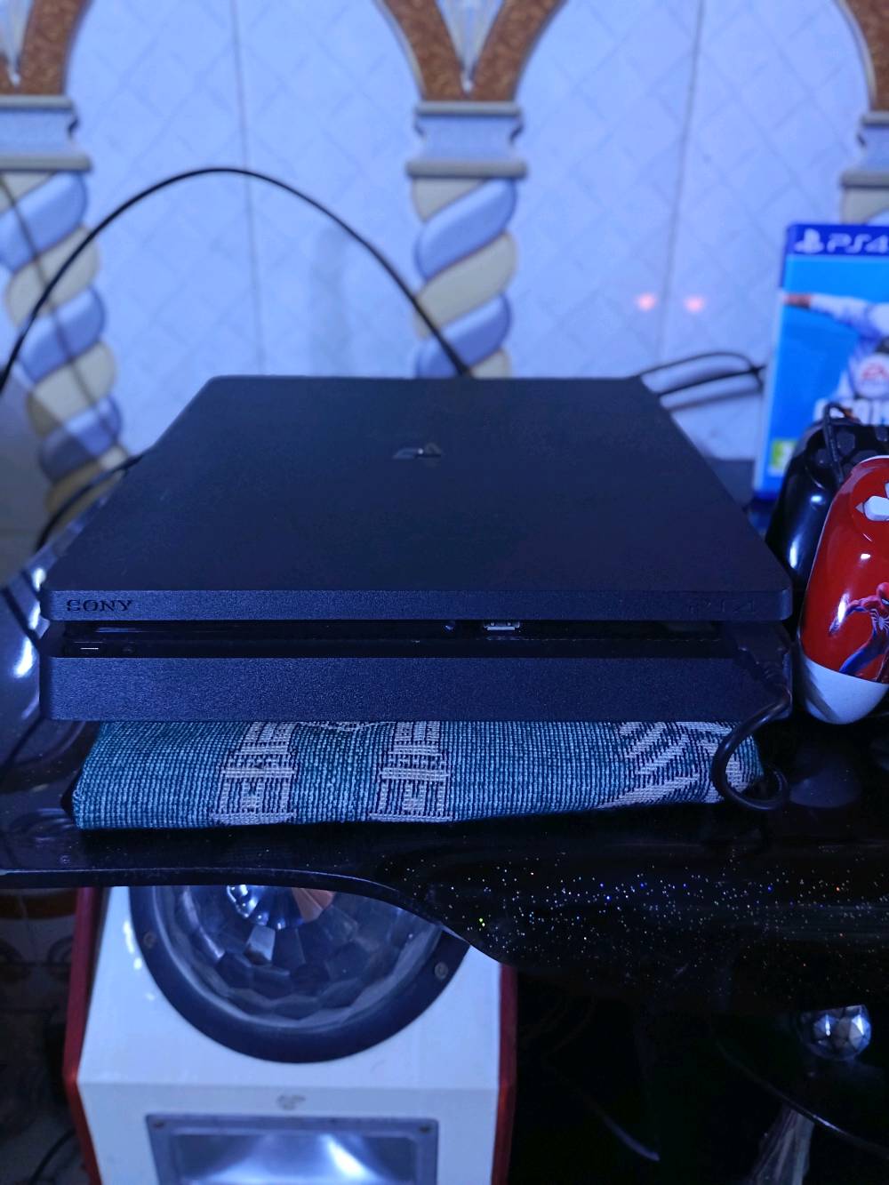 بلي 4 سلم نضافة 100/100 تجي تشوف مكفول من شخط مستعمل بس يومين فقط بي معة جوستك عدد 2 وحدة بالة وحدة تجاري أقراص عدد 2 جيتي اي وفيفة 19 مبرد شاحنة نفس الوقت العاب منزل بي بيس 26 وكلفديوتي و سيارات سعر 280 وبي مجال الاستفسار واتساب *********** مكان بصرة