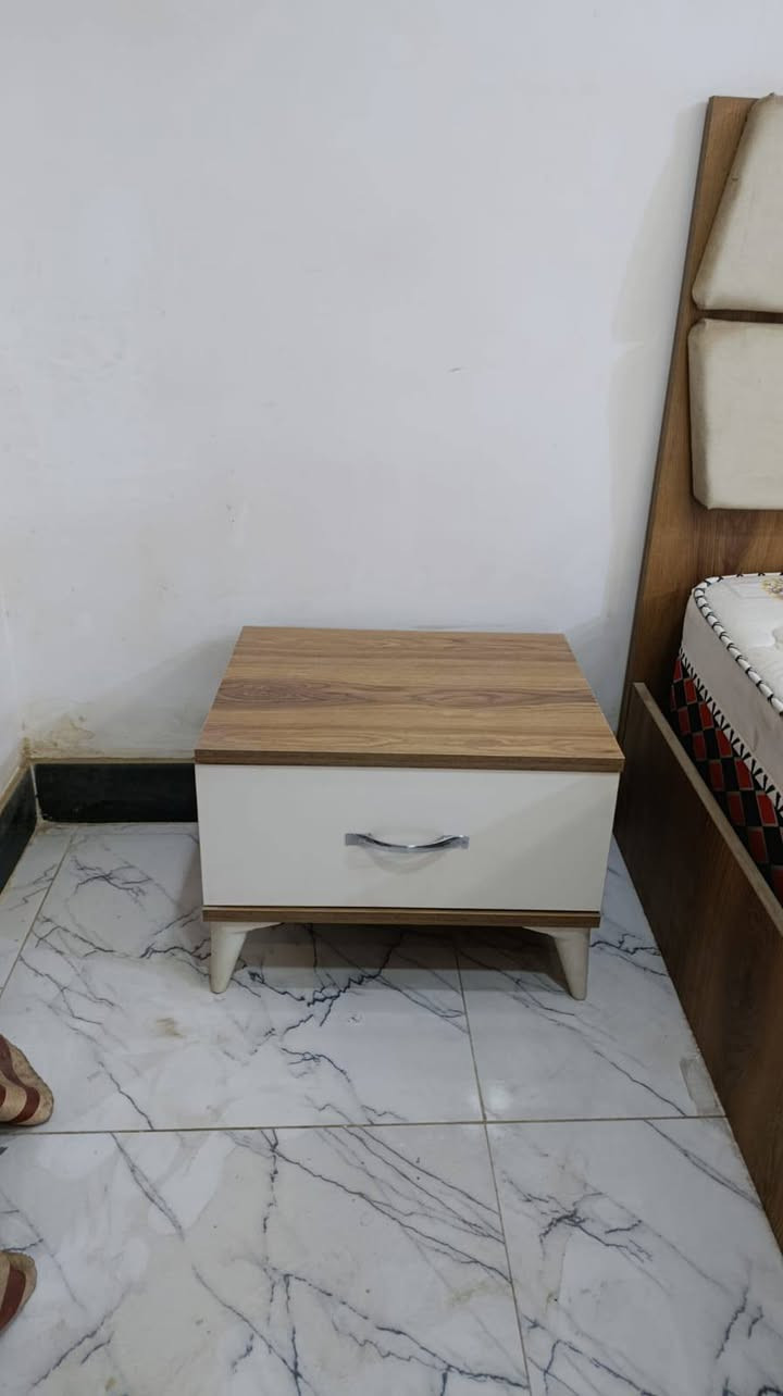 غرفة نوم شبابية استعمال قليل جدا شخط مابيها السعر ٤٠٠ بيها مجال العنوان بغداد الشعب الاتصال ***********
