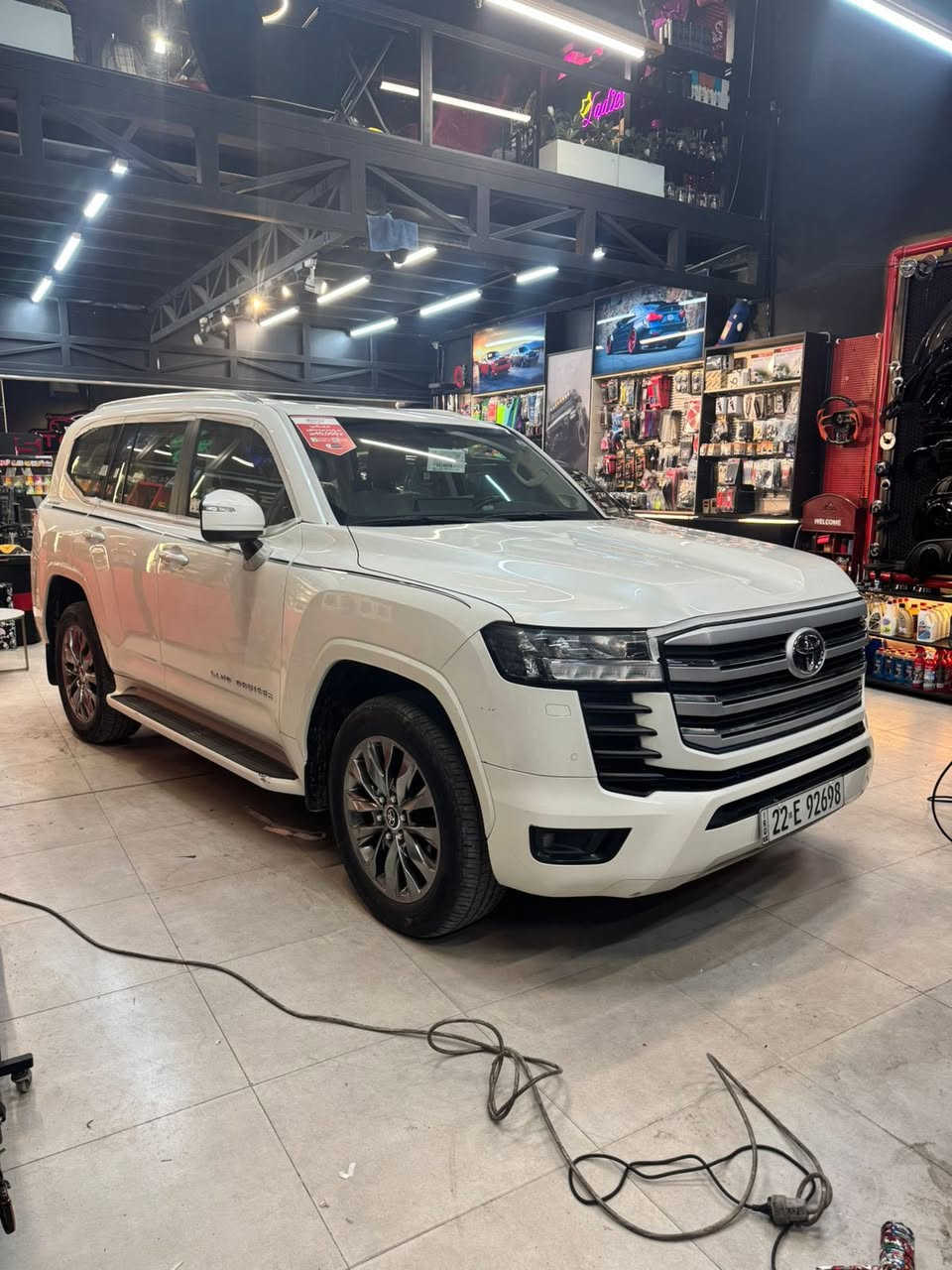 للبيع فقط نقد 
لاندكروز GXR  موديل 2024 فول مواصفات ماشيه 32 مكفولة كفالة عامة
محرك توين تيربو 
فتحة سلايت
جلد بيجي 
كشنات كهرباء
طفاية بلاد 
تشغيل عن بعد 
حساس امامي خلفي 
شاشة جبيرة 
تبريد بيانو 
ثلاجة
كشنات تبريد 
وباقي المواصفات المعروفة

السيارة جديدة كلش و على وضع الشركة اني مطلعهه من الوكالة رقم جديد وسنوية وبعدهه بضمان الشركة 
تبديل دهن بالوكالة و بانزين محسن جاهزة من كلشي 
مكاني النجف 
السعر 725 
***********
