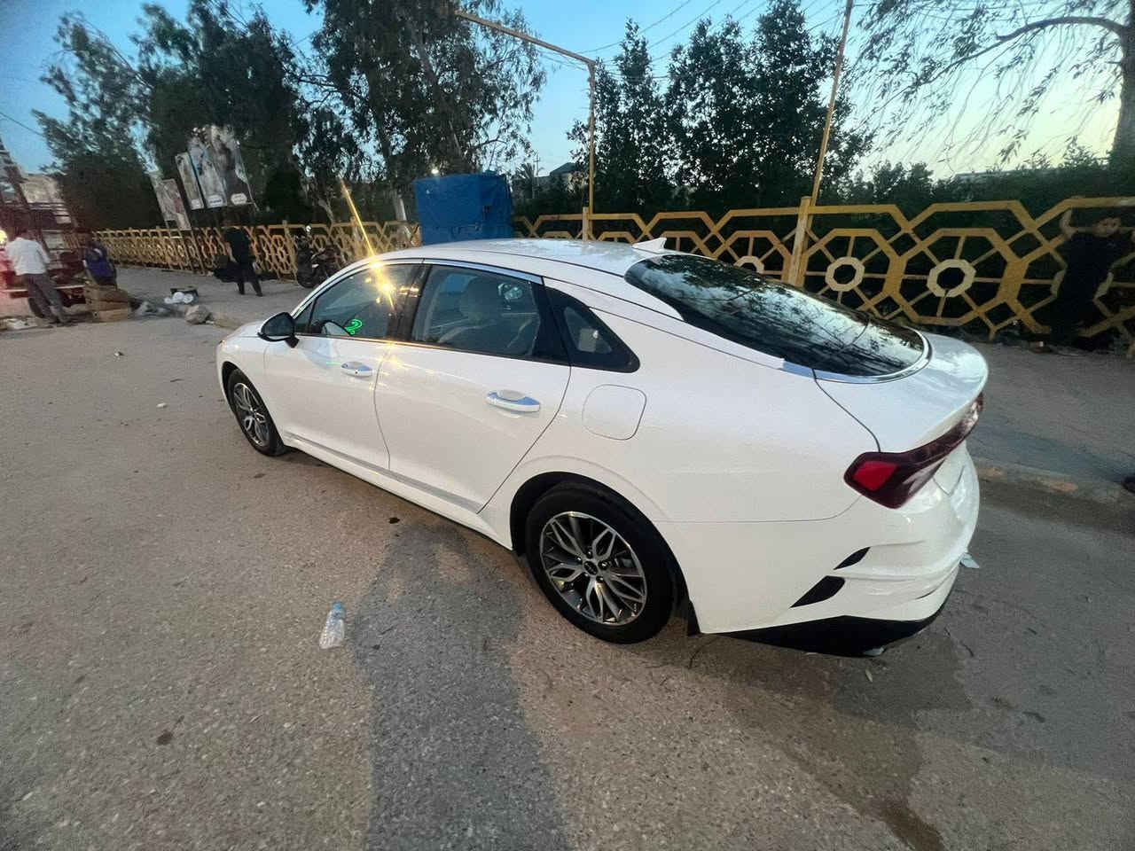 سلام عليكم كي فايف خليجي محرك 2000 دوش فول مواصفات بس قماره حديد بيهه فقط بنيد امبدل بدون دواخل وجاملغ بي بارد مديل 23 ماشيه 68حقيقي 
سياره بعدها على وضع شركه
سعرها 170وبيها مجال
استفسار  على رقم ***********
[مكلف بانشر  لاتجي خاص ترك تعليق حلو]
