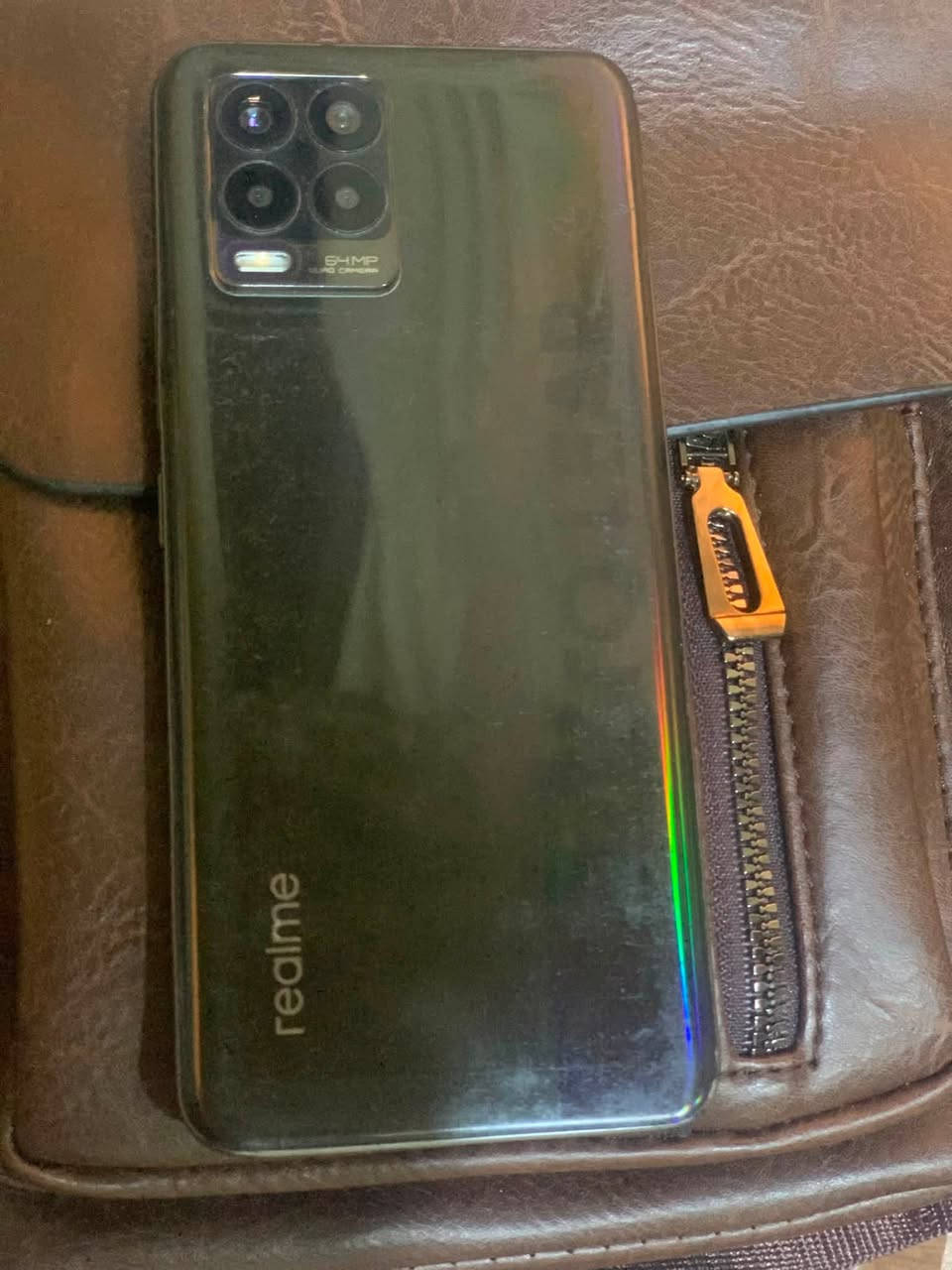المواصفات:
اسم الجهاز: realme 8 (طراز RMX3085)
 المساحة التخزينية: 128 جيجابايت
 الذاكرة العشوائية (RAM): 8 جيجابايت (مع إمكانية توسعة إضافية +4 جيجابايت)
 المعالج: Helio G95 (ممتاز للألعاب والاستخدام اليومي)
 البطارية: 5000 ملّي أمبير
 الشاشة: 6.4 بوصة
 الكاميرات:
 خلفية: 64MP + 8MP + 2MP + 2MP
 أمامية: 16MP
 النظام: Android 13 مع واجهة Realme UI 4.0
📍 ملاحظات ونظافة الجهاز:
 (شروك خفيفه بالشاشه مثل ما موضح بالصور )
 (اذكر الملحقات: كرتونة، شاحن أصلي، كفر، إلخ)
💰 السعر: [80 الف قفل ]
📍 المكان: [بيجي/قرية جديده ]
📞 للتواصل: [***********]
