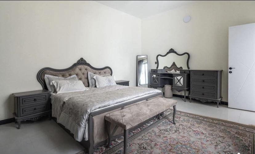 تتوفر بيت  (ڤلة )  عدد (2) متجاورتان غير مطلوب للشركة  يسجل باسم المشتري مباشرة  داخل مجمع الؤلؤة  السكني 
 وبمواقع مميزة في المرحلة الاولى من المجمع وبمساحة 280 م طابقين وجهة الڤلة 20 م 

تفاصيل الڤيلة ///////

= غرفة نوم مع مجموعة صحية كاملة (سويت) الطابق الارضي
=صالة  مع مجموعة صحية شرقي وغربي.
=استقبال .
=مطبخ .
=منور.
=غرف نوم عدد(3) مع مجموعة
صحية  متكاملة في الطابق الاول
=كراج سيارة وحديقة.

ملاحظة /// سعر البيت يبدأ من 350 وقابل للتفاوض ! مع هدية اثاث مطبخي🌸
بيت العمر يبدأ من جودة البناء
 العنوان
كربلاء المقدسة -  الحر - قرب المستشفى التركي 
للاستفسار
***********
