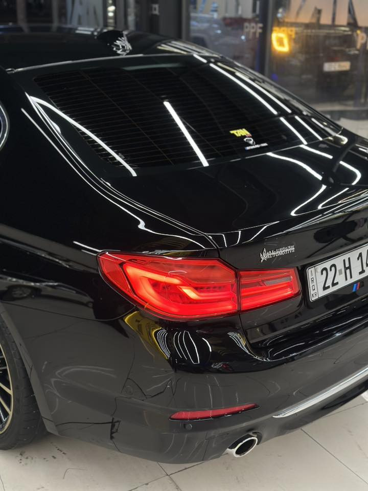 Bmw 530i وكالة العروش
موديل 2020 ( luxury line )  
بدون ضربة بدون صبغ فقط شخوط بالدعامية بسيطة 
محرك السيارة 4 سلندر توين بور تربو بسعة 2.0L 
المسافة المقطوعة 70,000 ميل 
السيارة فول مواصفات 
اضاءة LED 
حساسات 360 
كامرات 360 
خمس بردات 
ابواب شفط 
دخول ذكي 
نقاط عمياء 
فتحة سقف 
ويل اصدار خاص بشركة العروش 
السيارة مثالية ميكانيكيا 
الداخلية نظيفة جداً 
مقاعد جلد 
تحكمات ستيرن
ستيرن جلد 
شاشة 
اضاءة داخلية بيانو 
نظام صوتي هارمن كأردن 
انظمة قيادة 
مساعدة على الاصطفاف 
بصمتين ( بصمة تحكم كبيرة ) 

للتواصل على الواتساب ***********
