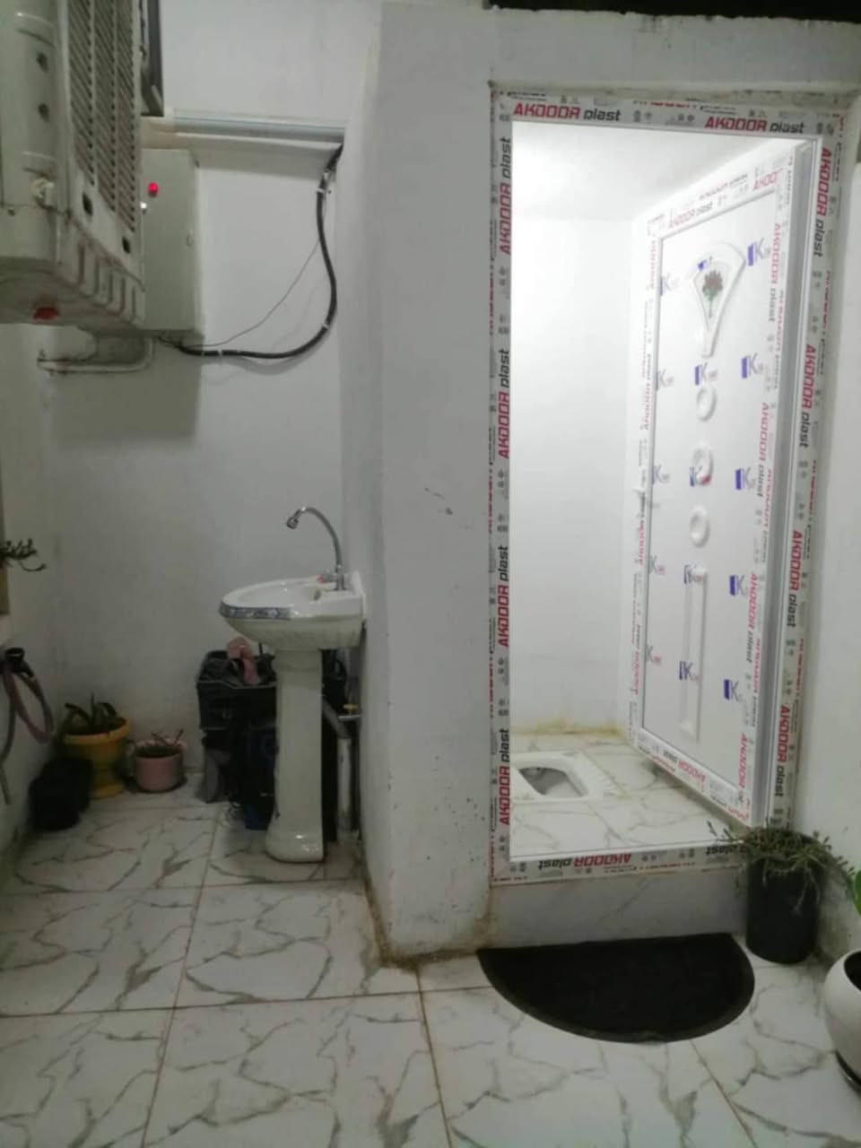 السلام عليكم . بيت للبيع . 
80 متر . 
3 غرف نوم . 
3 صحيات . 
موقع البيت.  كميرة.  
شارع جامع ابو الزهراء . 
مجاور المدارس مدرسة الفلاح ومدرسة عيون بغداد 
البيت جديد بمعنى الكلمة كامل مكمل 
كله فرفوري  محجرات المنيوم سطح شتايكر.  مي كهرباء.  
سعر خاص . 
اي استفسار ***********
