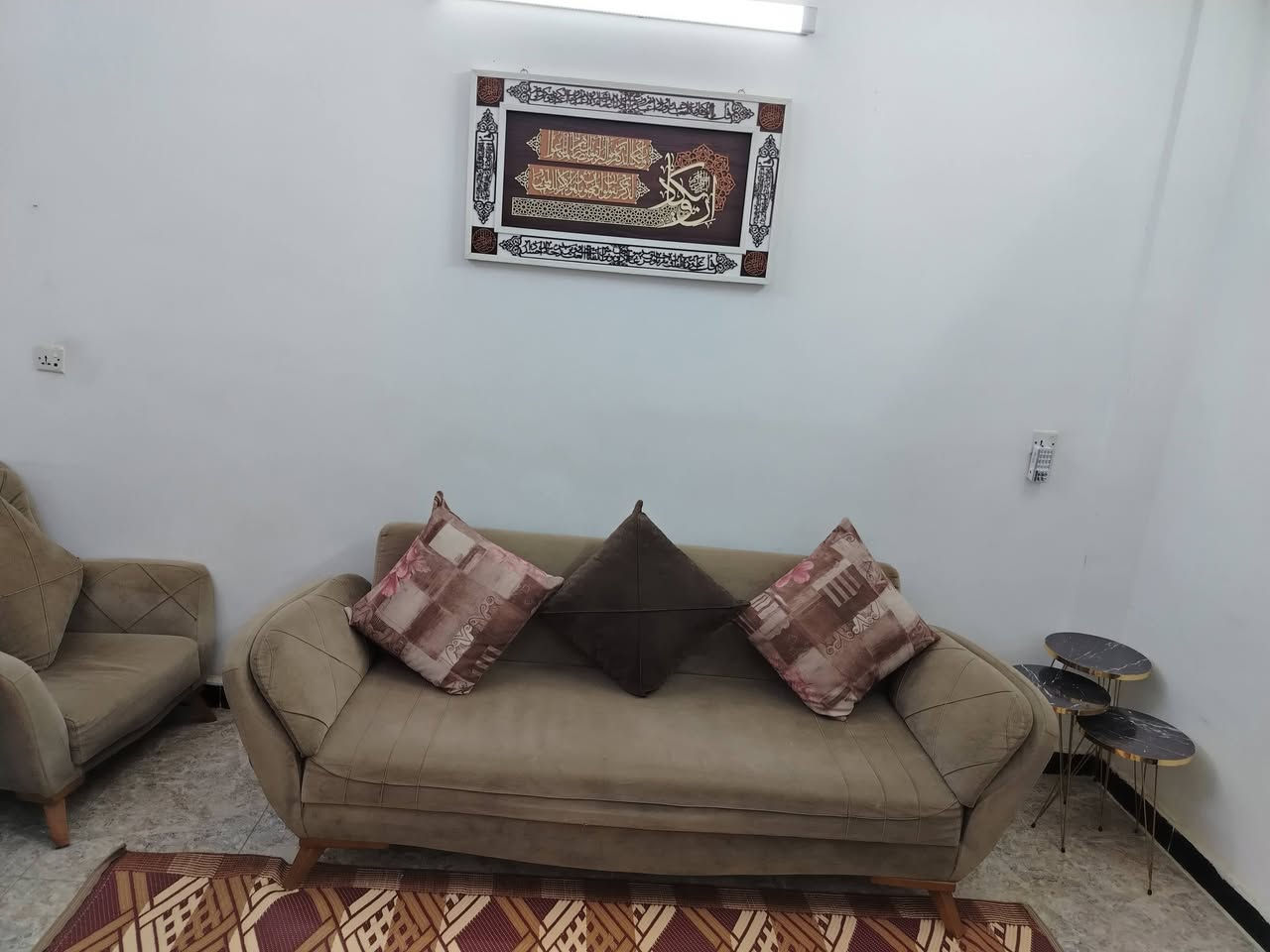 السلام عليكم 
شقة للبيع مؤثثة  طابق ثالث المساحة 100 متر في السند 
وبالواقع 110 متر سند 25 حق التصرف قرار محكمة تنازل ثاني يوم للمشتري من المالك 
تحتوي على صالة و على غرفه نوم عدد اثنين و على مطبخ وحمام و على بالكونة ومخزن 

العنوان/ الدورة شارع سوبر جكن مابين جامعة دجلة وجامعة الفارابي علما ان الشارع تجاري 
وتصلح للسكن او للايجار كعوائل او طلاب

السعر/ 80 مليون قابل للتفاوض

للتواصل عبر الهاتف :
 ***********
 ***********
