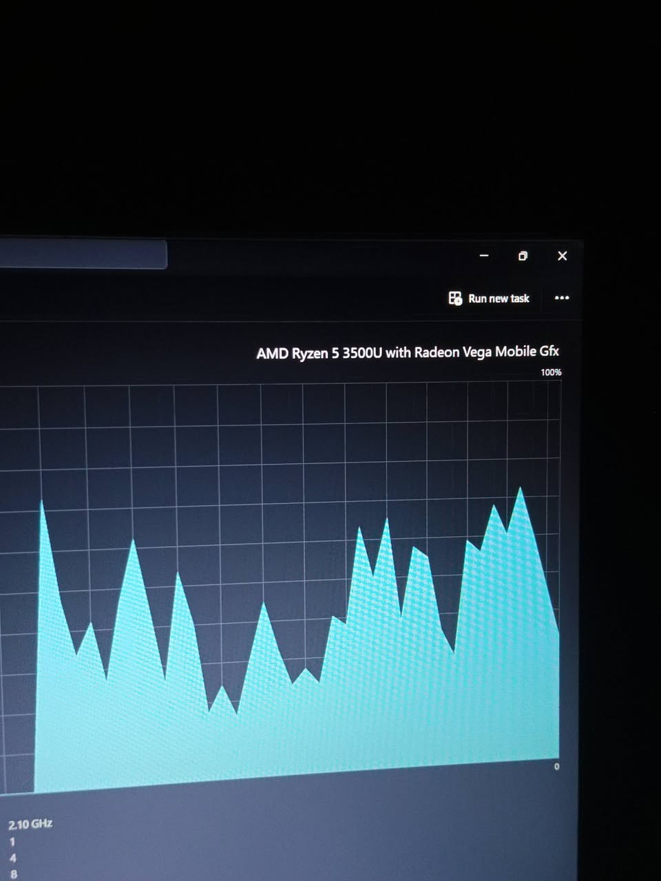 لابتوب HP 255 G7 للبيع
‏المواصفات :
‏المعالج: AMD Ryzen 5 3500U (أداء قوي يعادل Intel i5 الجيل العاشر).
‏كارت الشاشة: Radeon Vega 8 (أداء ممتاز للألعاب والجرافيك).
‏الذاكرة (RAM): سعة 8GB DDR4.
‏التخزين: هارد SSD M.2 سعة 256GB (سريع جداً في الإقلاع).
‏الشاشة: 15.6 بوصة بدقة Full HD.
‏ملاحظة الشاصي بيه ملاحظه بسيطه موضحه بالصورة 
‏والبطارية ادائها متوسط الافضل تستخدمها مع الشحن.
‏السعر 250 الف قفل
‏المكان: بغداد - الدورة.
‏واتساب: ***********
‏
