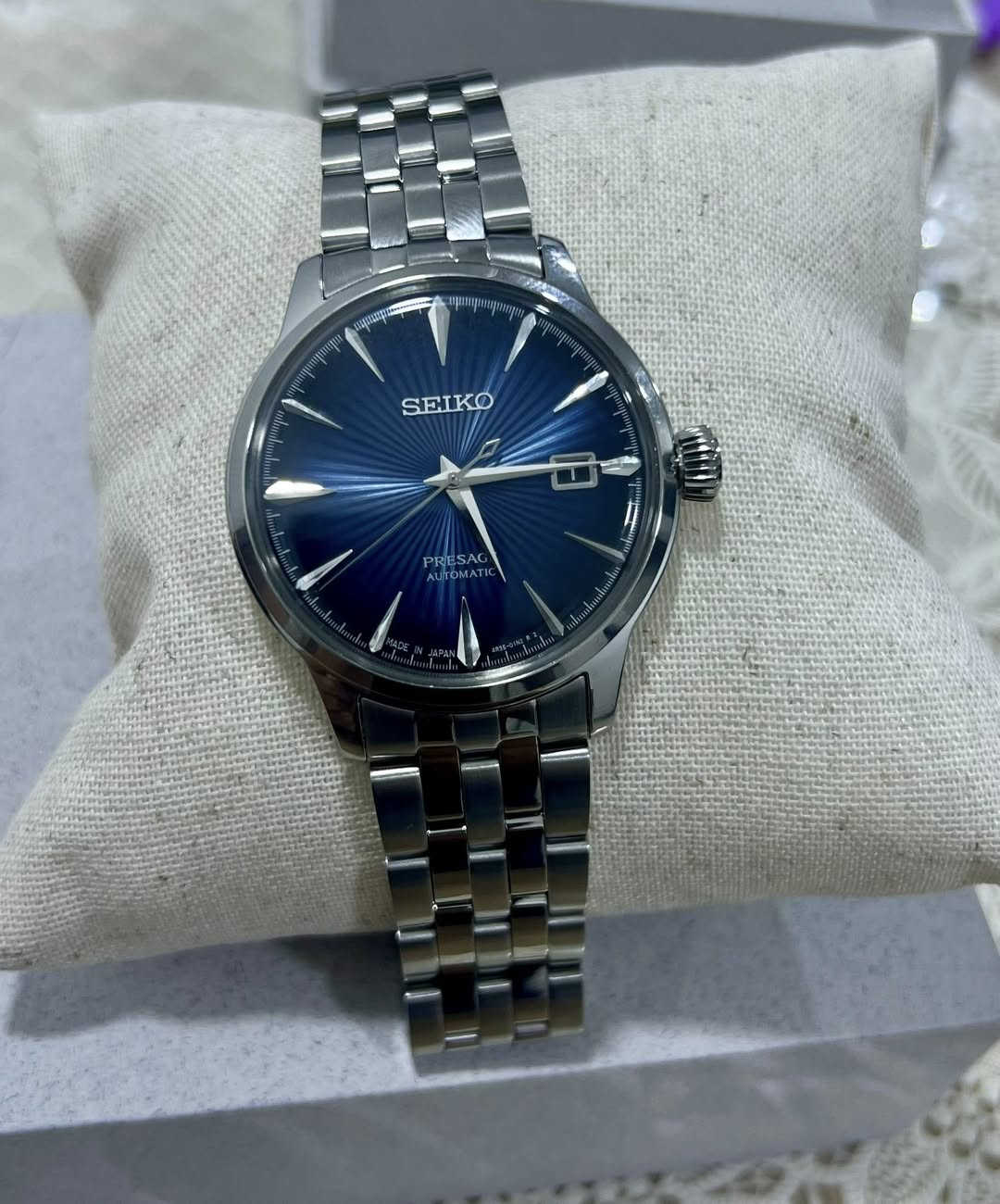 🔥 للبيع | تحفة يابانية فاخرة 🔥

⌚️ Seiko Presage Automatic

💎 ساعة راقية بتفاصيل فخمة ومينا أزرق ملكي بنقشة Sunburst تخطف النظر مع كل انعكاس ضوء صناعة يابانية أصلية 

 📏 قطر الساعة: 41mm

⚙️ حركة أوتوماتيك احترافية تعمل بالحركة بدون بطارية

🩶 سوار ستانلس ستيل فاخر بتشطيب عالي الجودة

📅 عرض للتاريخ بتصميم أنيق وكلاسيكي

📦 الحالة: جديدة بالكامل بالباكيت

💰 السعر: 400$ قفل

📩 للجادين وأصحاب الذوق الراقي – التواصل خاص او واتس اب ***********

