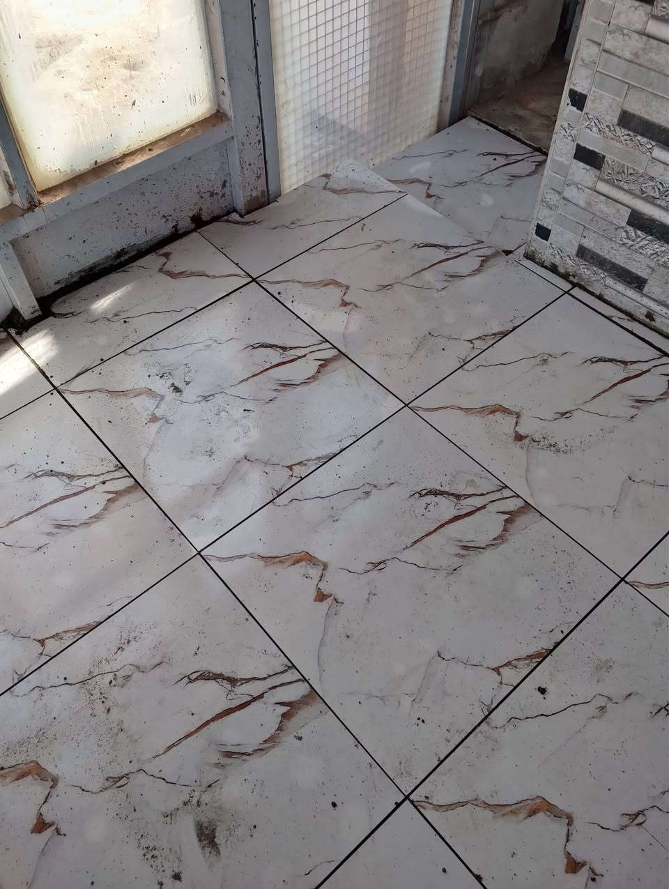 ***********
خلفه سيراميك    متفرغ حاليآ وتدللون
