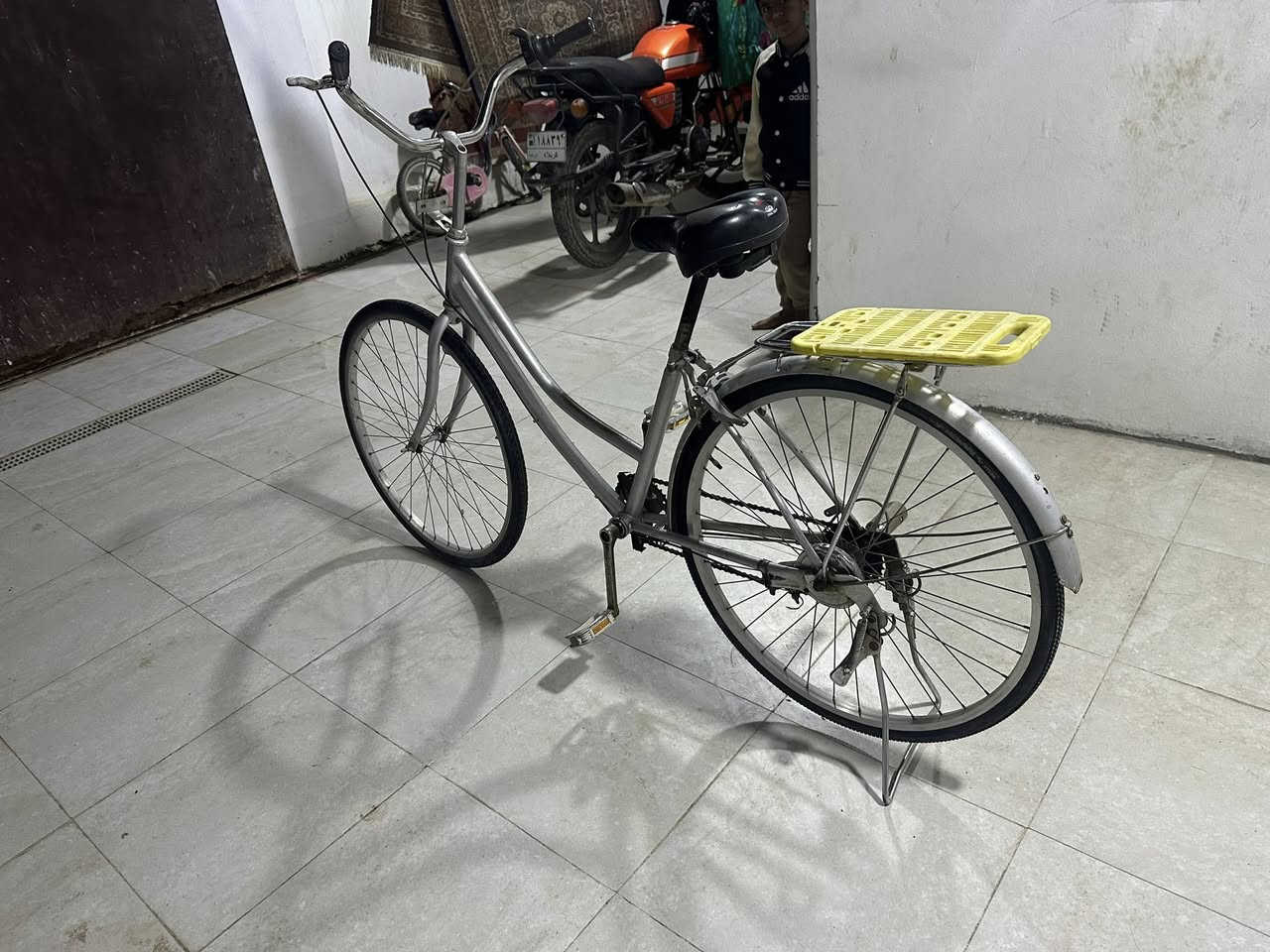 بايسكل حجم 26 جاملغ امامي موجود هم دواسات 
التاير الخلفي بنجر فقط 
السعر 65 الف وبي ومجال قليل

العنوان كربلاء الانتفاضة الثالثة 
***********
