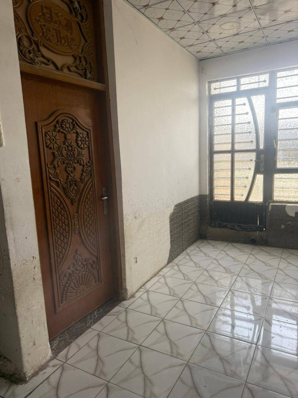 سلام عليكم بيت للبيع مساحه 300يتكون من مشتملين مع محلات بيت ركن موقه حلو مكانه بابل القاسم قرب الجامعه المشتمل الاواحد يكون من 3غرف وصالتين ومطبخ واستقبال بناء طابوق صب كونكريت ستفسار على رقم ***********
