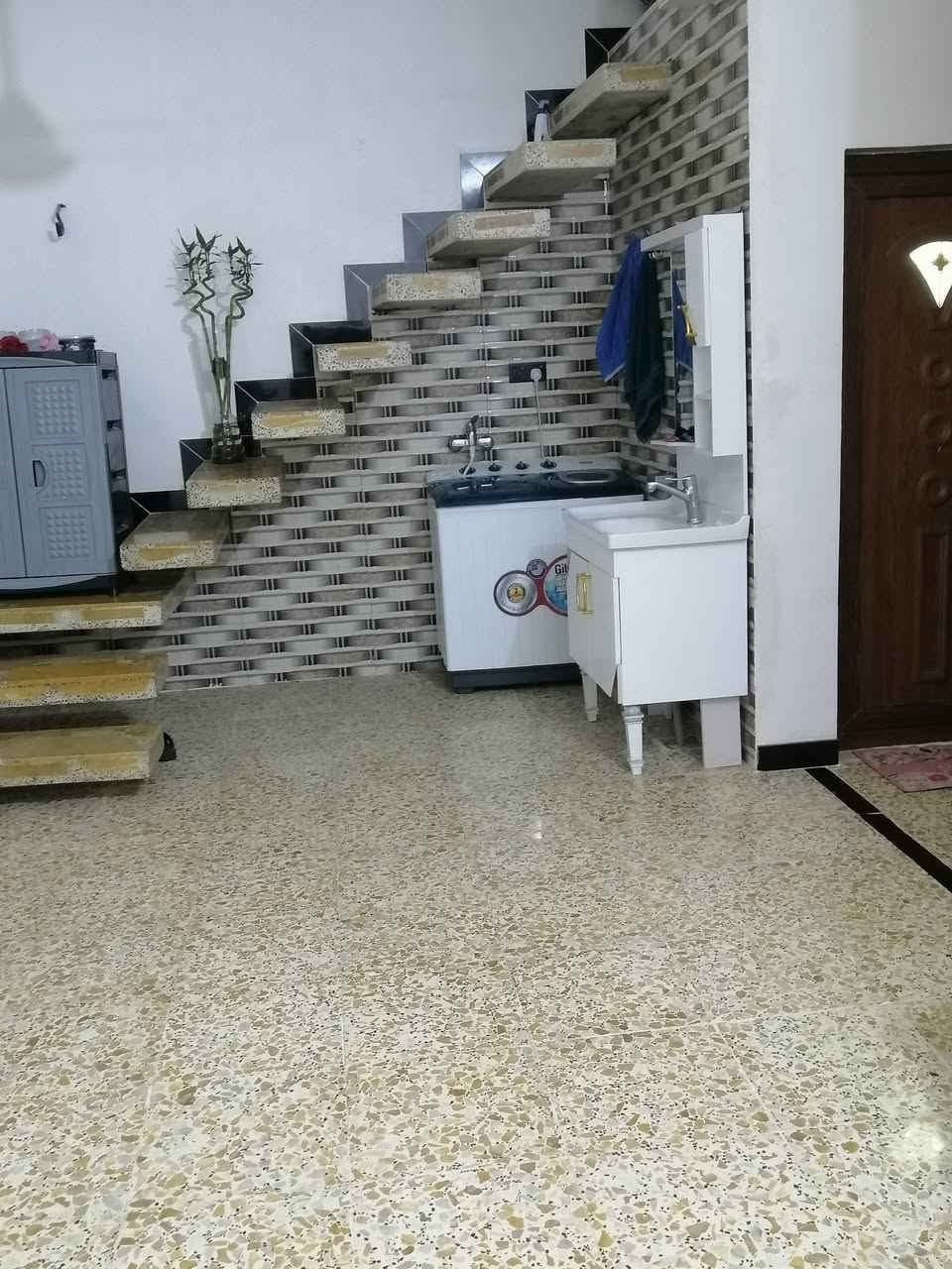 سلام عليكم بيت للبيع المساحه ١٥٠ متر حي الامين قرب بنزين خانة الشموس على الشارع العام متوفره كل الخدمات ماء كهرباء مجاري تبليط للباب انترنيت ضوئي مكون من غرفتين وصاله وبراني وصحيات بناء جديد ومرتب استفسار اكثر خاص او اتصال ***********للمعلومه اني صاحب البيت لا ابو مكتب ولا شي
