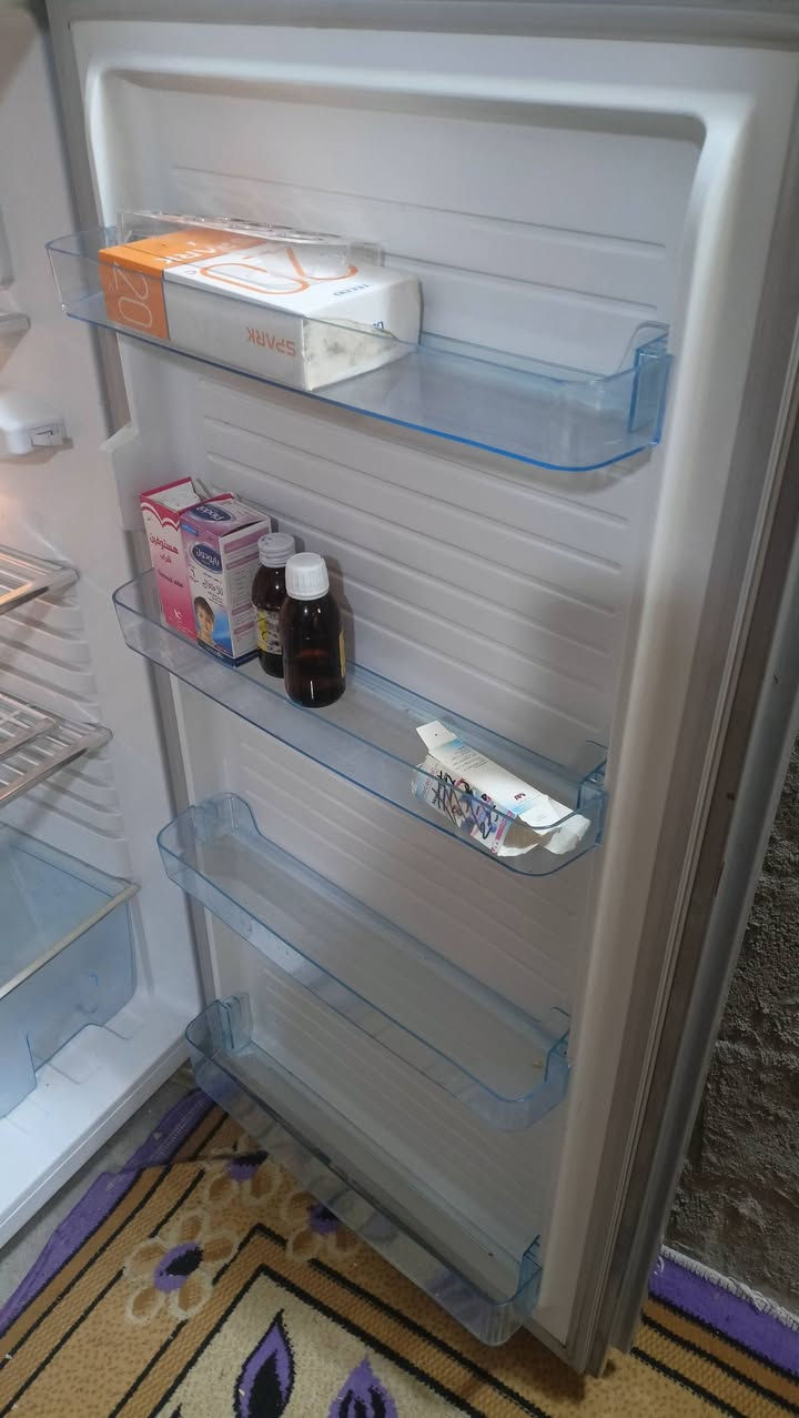 ثلاجة للبيج نوعيه اس الجي 18 قدم فريزر خارجي جام بلازمه استخدم 5 شهور نضافه 100/90 شرط النضافه العنوان موصل ايسر رشيديه السعر 300 ققلها *********** اتصل او وتساب
