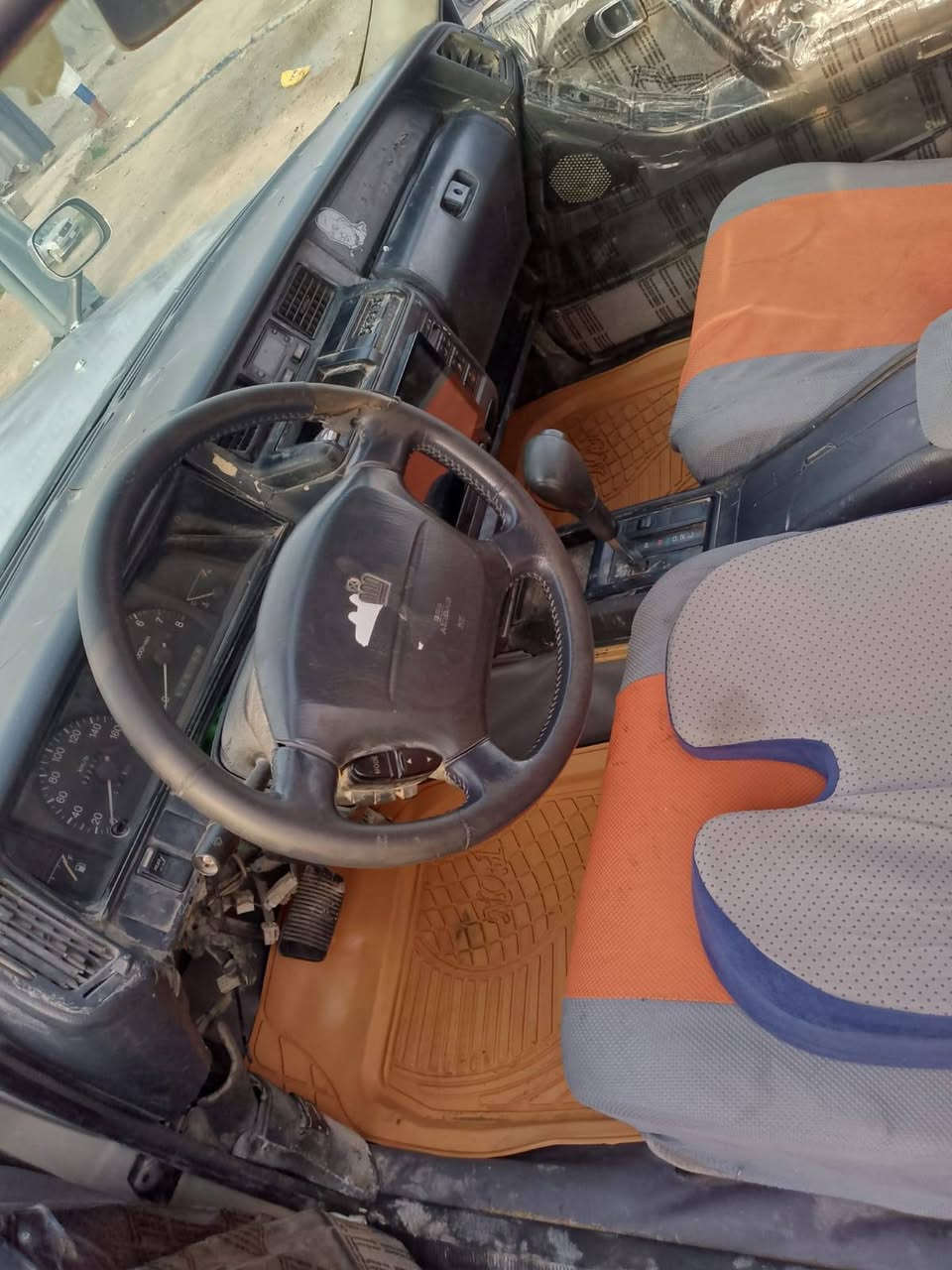 أرنب سيدان مكفوله من الضربه والكص والنقل والعيب الشرعي مكفوله من الصبغ العام بيها مكانات صبغ قليله مكينه وكير جدد حداده جديده تخم تاير جديد كهربائيات كلها شغاله تبريد شغال رقم بصره مشروع وطني سنويه ل 2030 بسمي السعر 53 وبيها مجال العنوان البصره الزبير ***********
