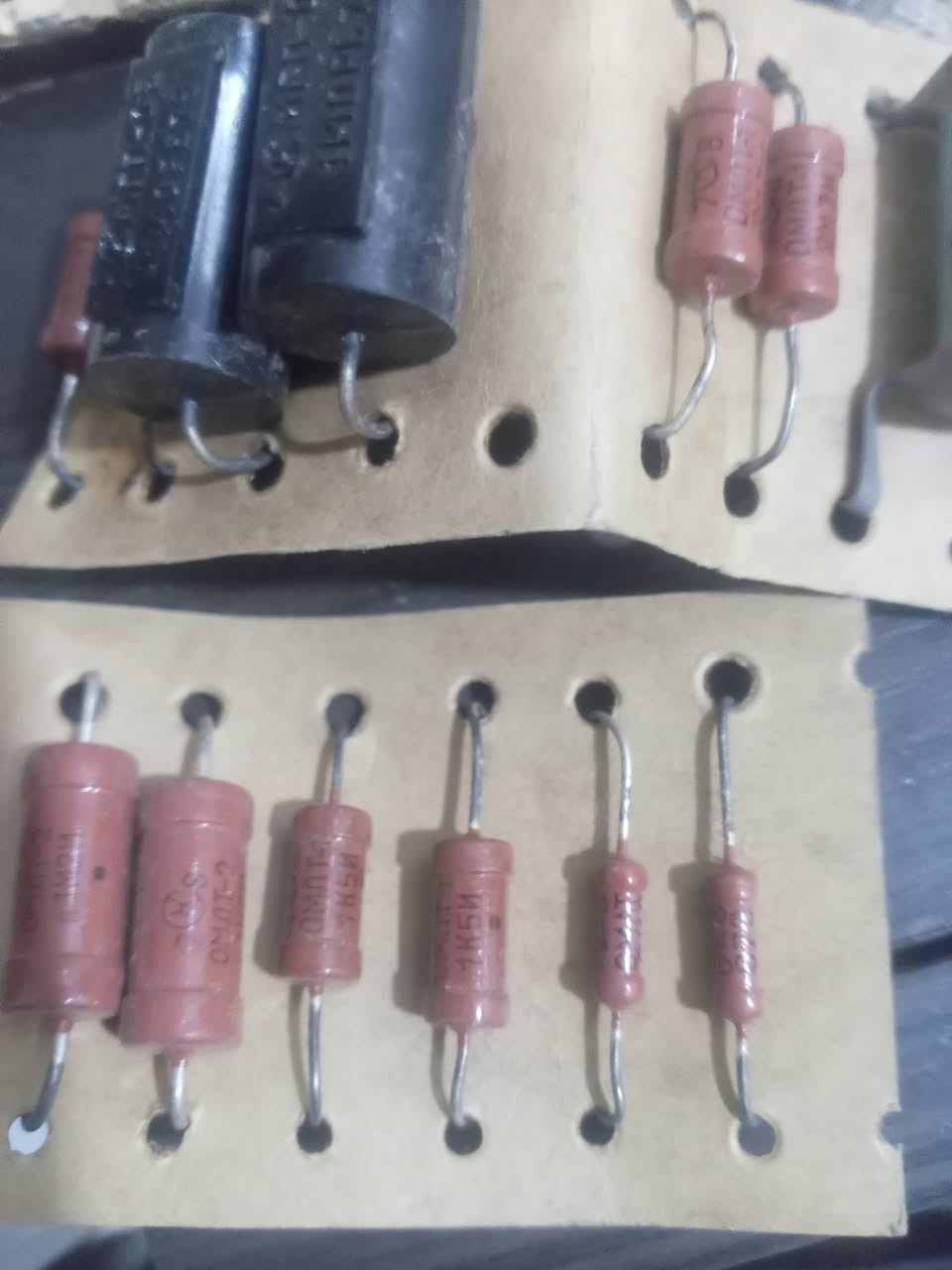 📢 للبيع: مكثفات ميكا فضية (Silver Mica) 
لعشاق النقاء الصوتي ومشاريع الـ High-End Audio، متوفر لدينا مجموعة من المكثفات السوفيتية الأصلية من النوع الشهير SGM-4 (СГМ-4) المعروف بدقته العالية واستقراره الحراري الممتاز.

✅ مميزات القطع:

النوع: ميكا فضية (Silver Mica) - تعتبر الأفضل لدوائر الصوت والترددات العالية.

الحالة: مخزن قديم (NOS) بحالة ممتازة، مغلفة بهيكل سيراميكي للحماية.

الدقة: نسبة خطأ ضئيلة جداً (±2%)، مما يضمن توازن القنوات الصوتية.

الاستخدام: مثالية لتطوير مكبرات الصوت (Amps)، أجهزة الفينيل (Phono stages)، ودوائر الراديو الاحترافية.


**إذا كنت صاحب هذا الإعلان وتريد حذفه لأي سبب، رجاءا أرسل رسالة إلى الدعم الفني**