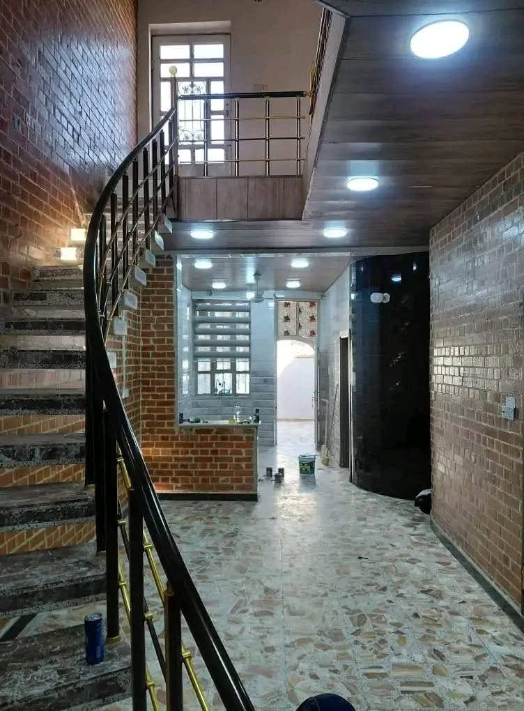دار 🏠 للأجار
قرب مطعم البستان 
طابق واحد 
غرفتين نوم وصاله وكلدور 
مطبخ ومجـمــــــــع صحـــــــيات 
للاستفسار. ***********
