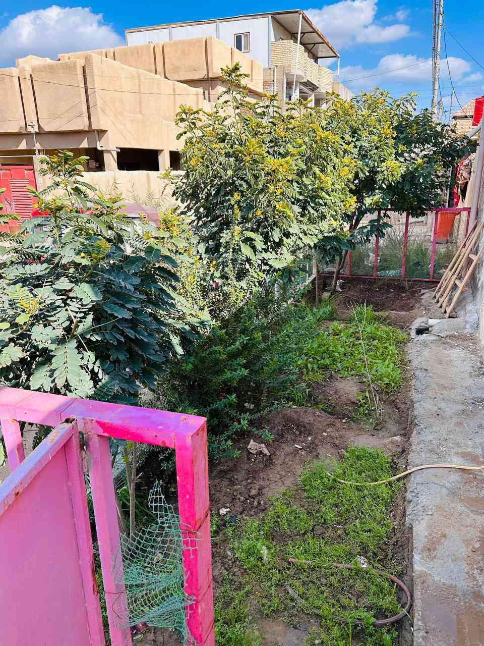 السلام عليكم 

دار للبيع في الحي العسكري قرب ام صاحب طابو صرف 
المساحه 210
يتكون من استقبال وصاله وهول وثلاث غرف نوم ومجمعين صحيات 
البيت ترميم درجه اولى ارضيه بورسلين جدران سيراميك السطح اوسكام بناء عالي عن الشارع مثل ما موضح بالصور موقع جدا مميز خامس بيت عن الشارع الرئيسي يطل على ساحه وملعب كرة قدم 
السعر 180 مليون وبي مجال لأستفسار الاتصال ***********
